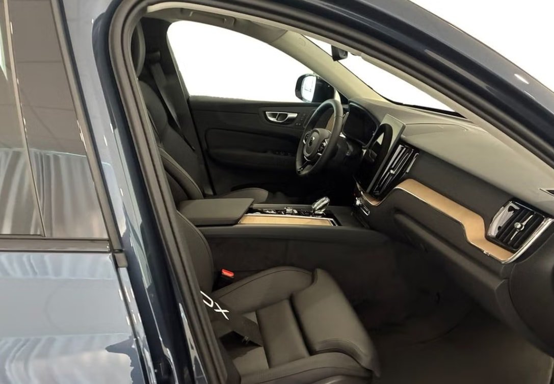 VOLVO XC60 T6 eAWD PluginHybrid Plus Dark Geartronic, Hybride Rechargeable Essence/Électricité, Voiture nouvelle, Automatique - 4