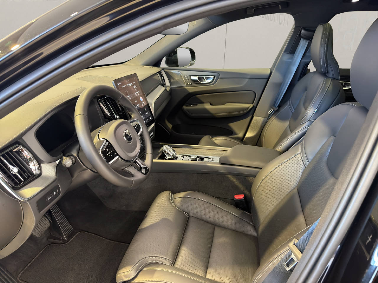 VOLVO XC60 2.0 T6 TE Ultra Dark eAWD, Hybride Rechargeable Essence/Électricité, Voiture nouvelle, Automatique - 5