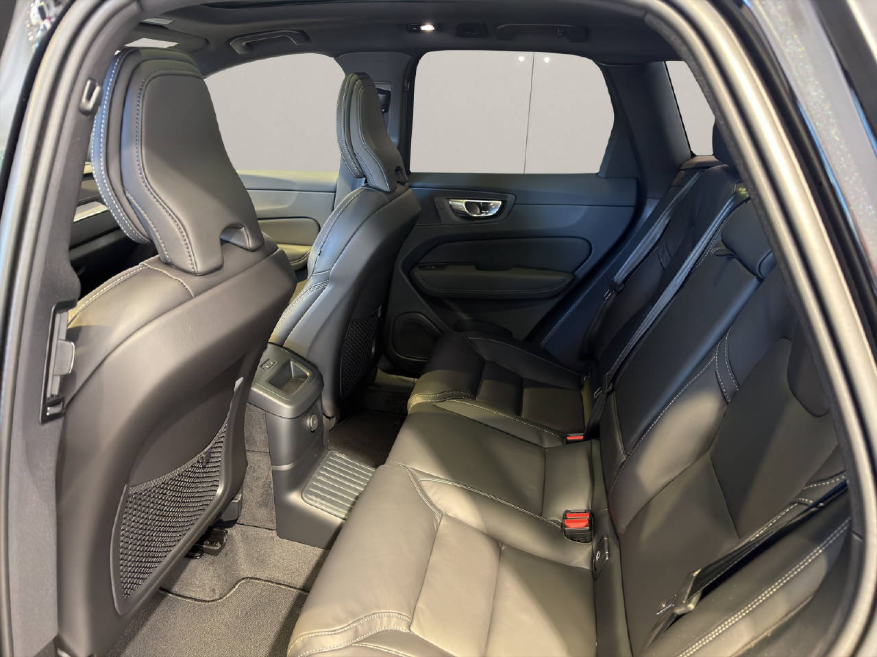 VOLVO XC60 2.0 T6 TE Ultra Dark eAWD, Hybride Rechargeable Essence/Électricité, Voiture nouvelle, Automatique - 6