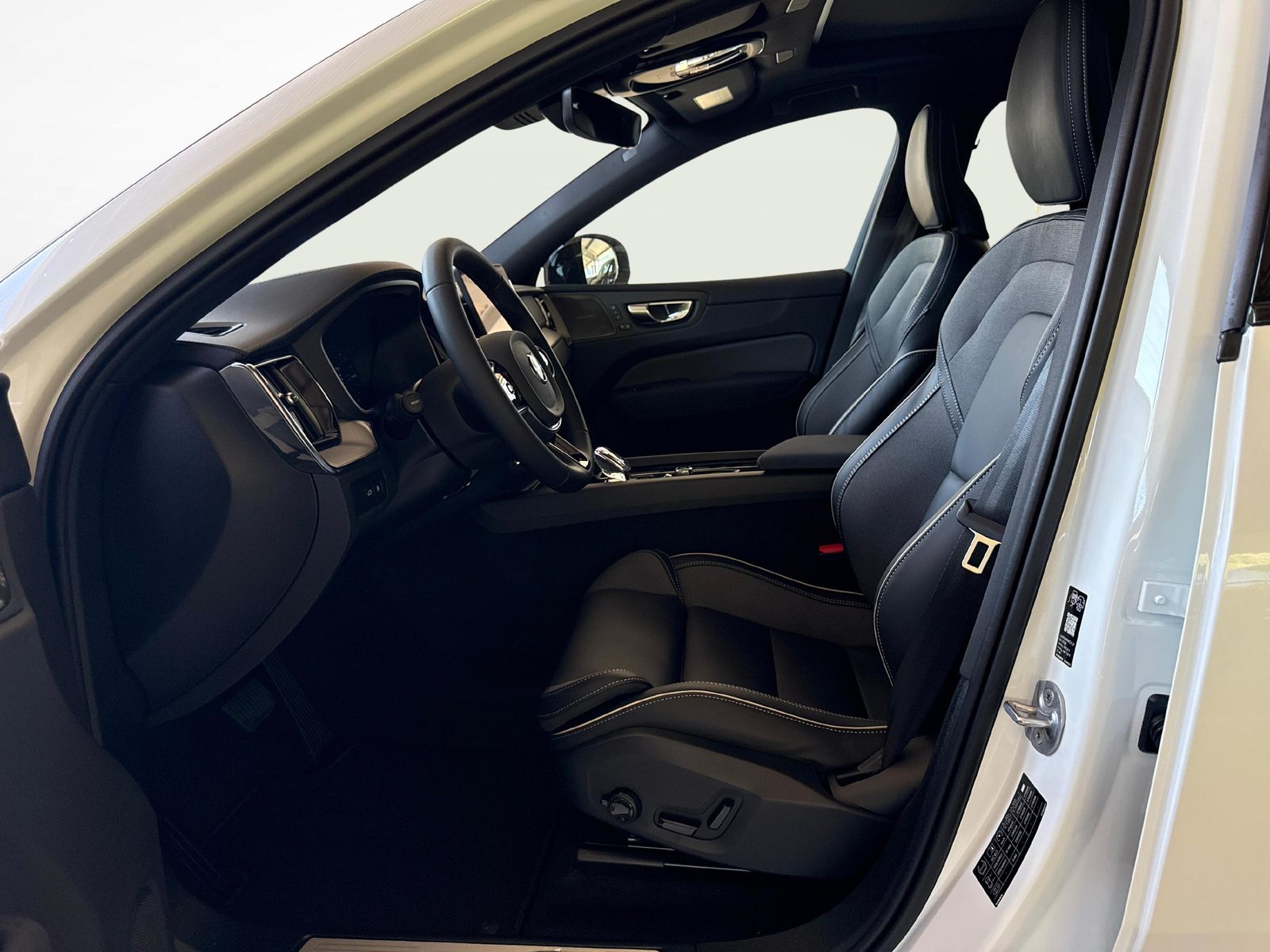 VOLVO XC60 2.0 T6 TE Black Edition eAWD, Plug-in-Hybrid Benzin/Elektro, Neuwagen, Automatik - 6