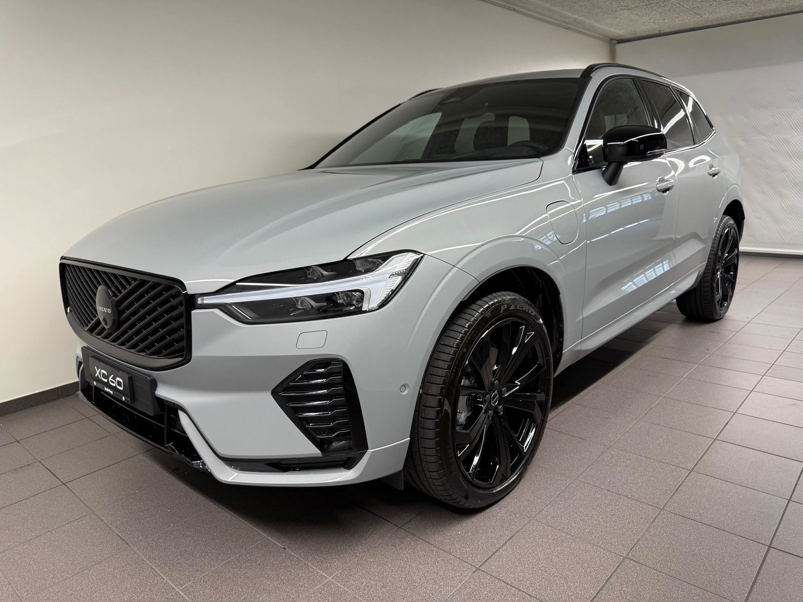 VOLVO XC60 2.0 T8 TE Black Edition eAWD, Plug-in-Hybrid Benzin/Elektro, Neuwagen, Automatik - 2