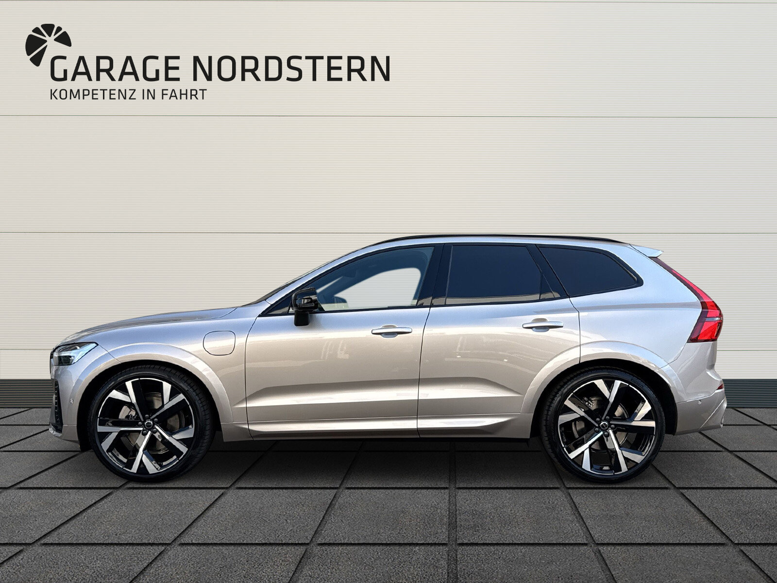 VOLVO XC60 2.0 T8 TE Ultra Dark eAWD, Hybride Rechargeable Essence/Électricité, Voiture nouvelle, Automatique - 2