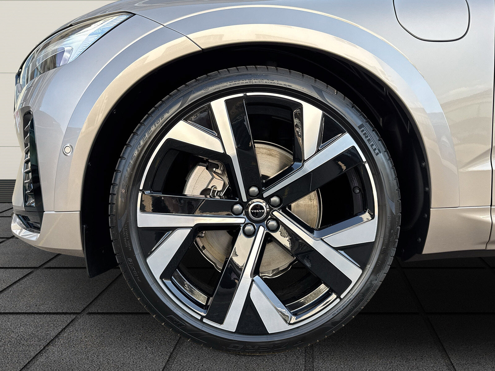 VOLVO XC60 2.0 T8 TE Ultra Dark eAWD, Hybride Rechargeable Essence/Électricité, Voiture nouvelle, Automatique - 5