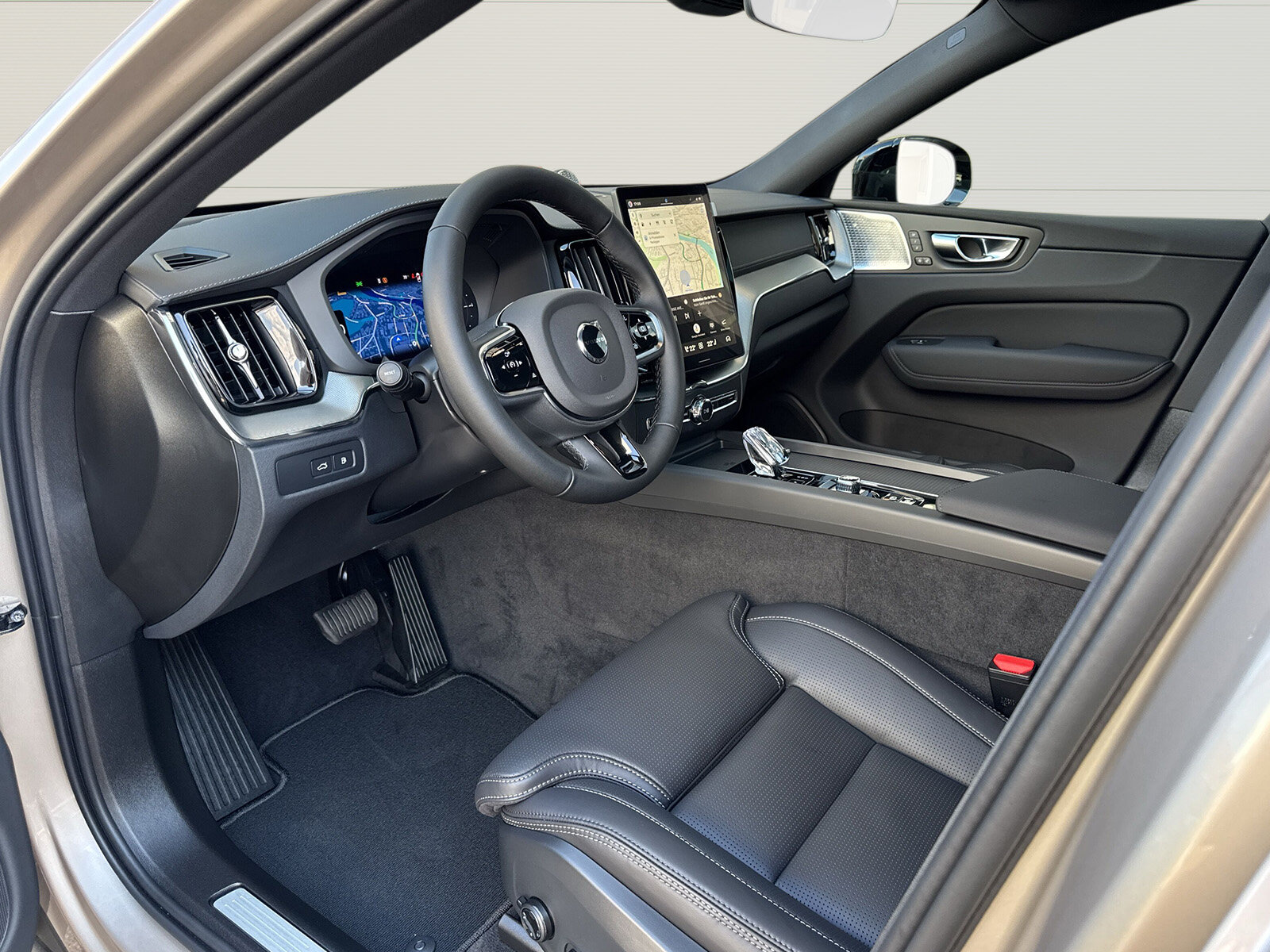 VOLVO XC60 2.0 T8 TE Ultra Dark eAWD, Hybride Rechargeable Essence/Électricité, Voiture nouvelle, Automatique - 7
