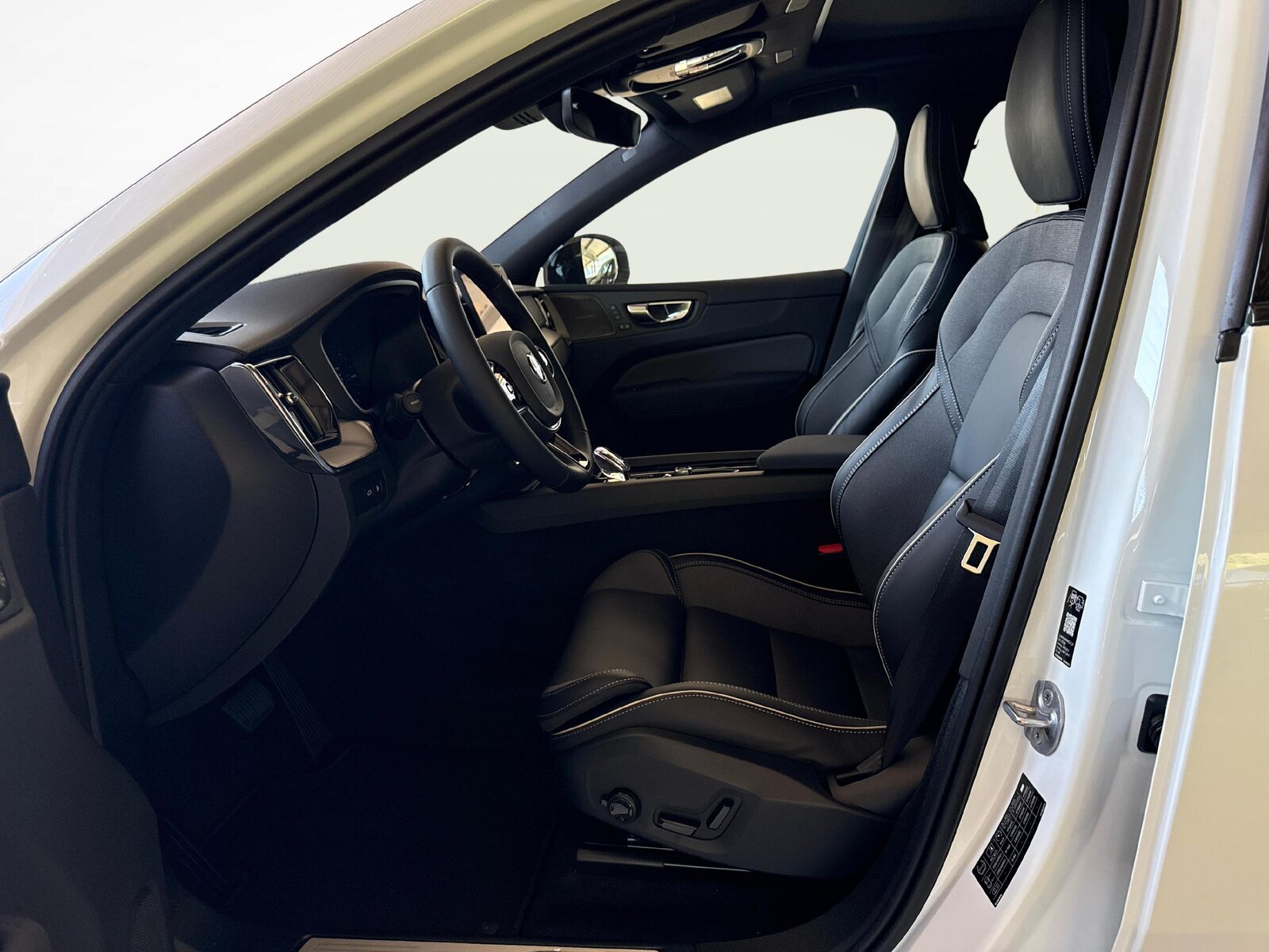 VOLVO XC60 2.0 T6 TE Black Edition eAWD, Plug-in-Hybrid Benzin/Elektro, Neuwagen, Automatik - 6
