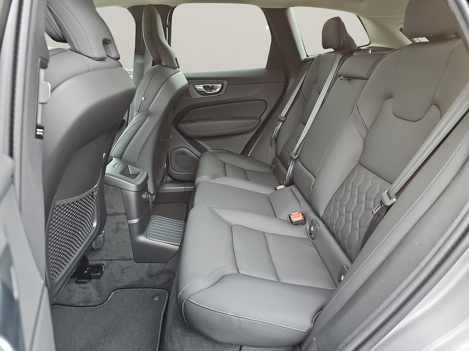 VOLVO XC60 2.0 T8 TE Ultra Dark eAWD, Plug-in-Hybrid Benzin/Elektro, Neuwagen, Automatik - 7