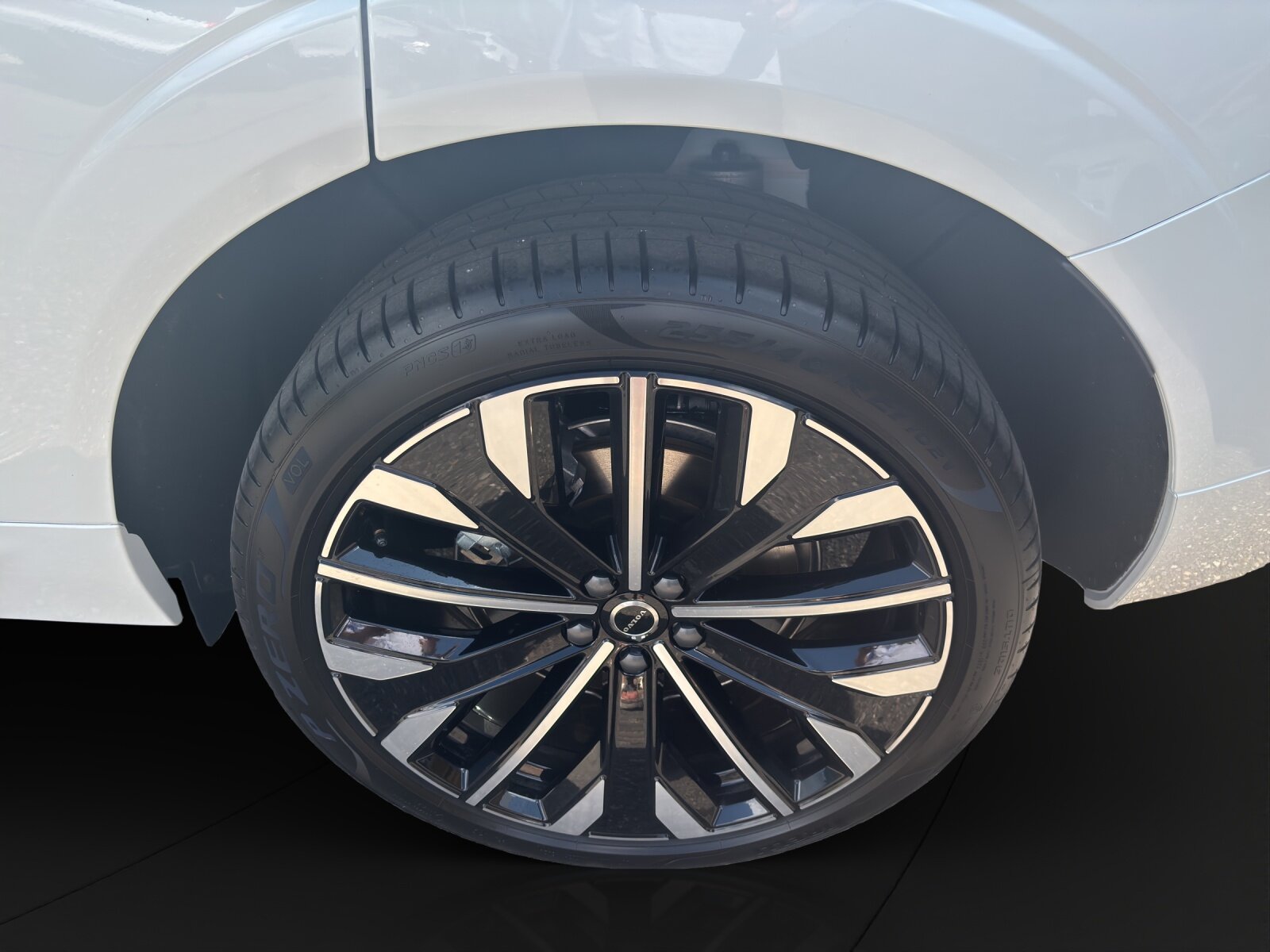 VOLVO XC60 2.0 T6 TE Plus Dark eAWD, Plug-in-Hybrid Petrol/Electric, New car, Automatic - 4