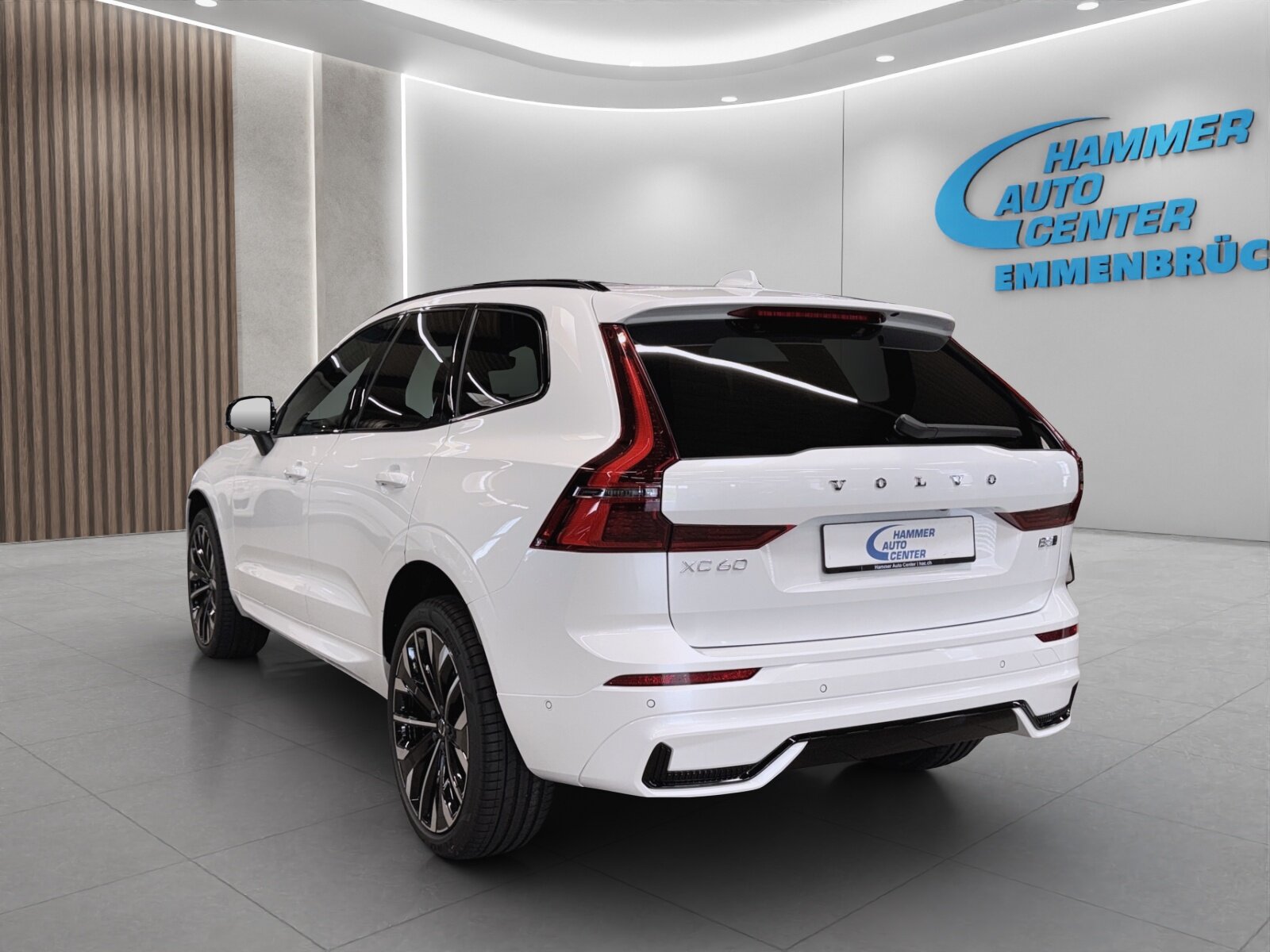 VOLVO XC60 2.0 B5 MH Ultra Dark AWD, Mild-Hybrid Petrol/Electric, New car, Automatic - 3