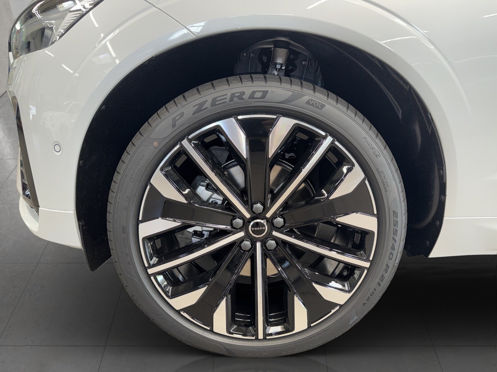 VOLVO XC60 2.0 B5 MH Ultra Dark AWD, Mild-Hybrid Petrol/Electric, New car, Automatic - 7