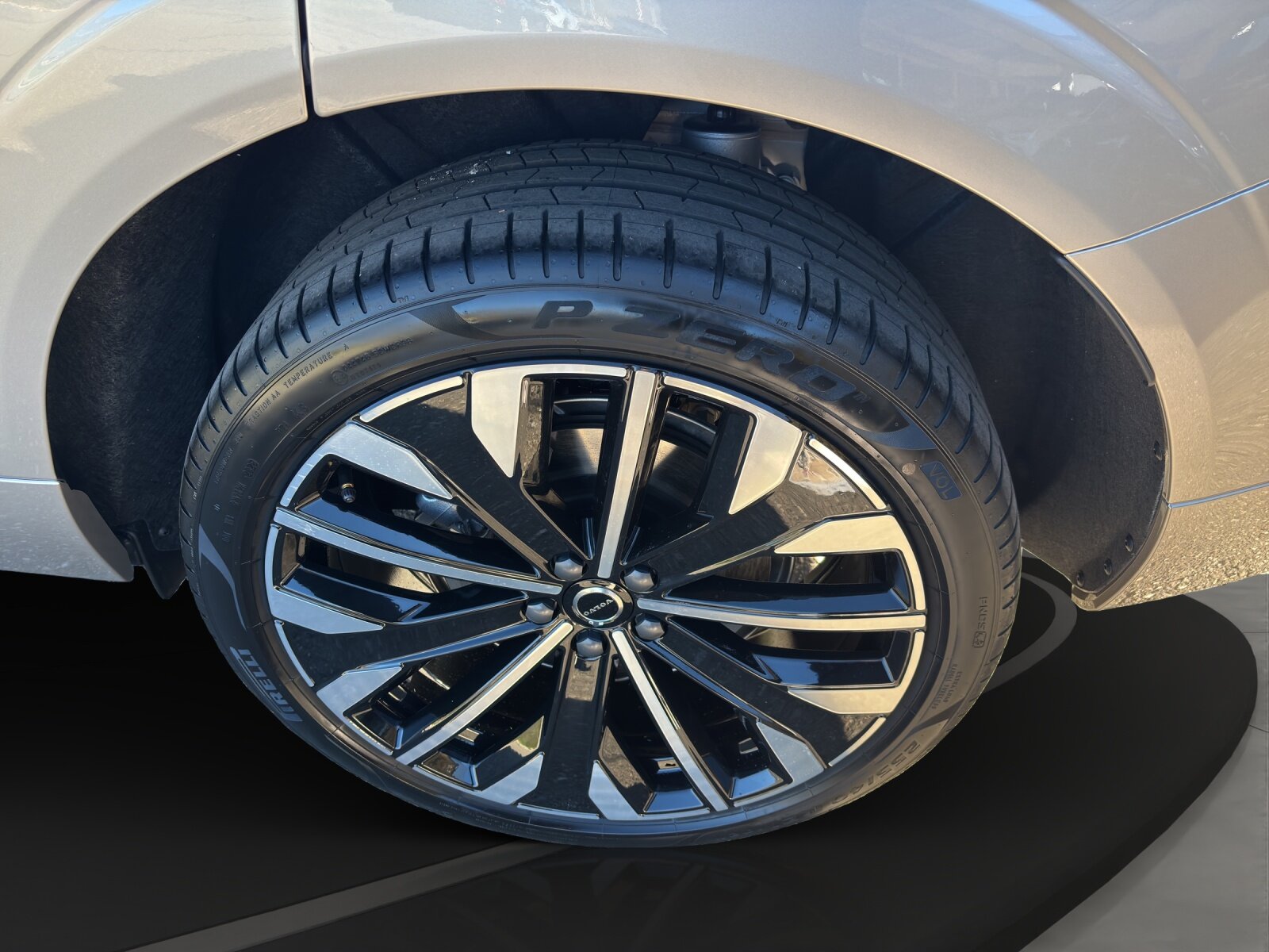 VOLVO XC60 2.0 T8 TE Ultra Dark eAWD, Plug-in-Hybrid Petrol/Electric, New car, Automatic - 2