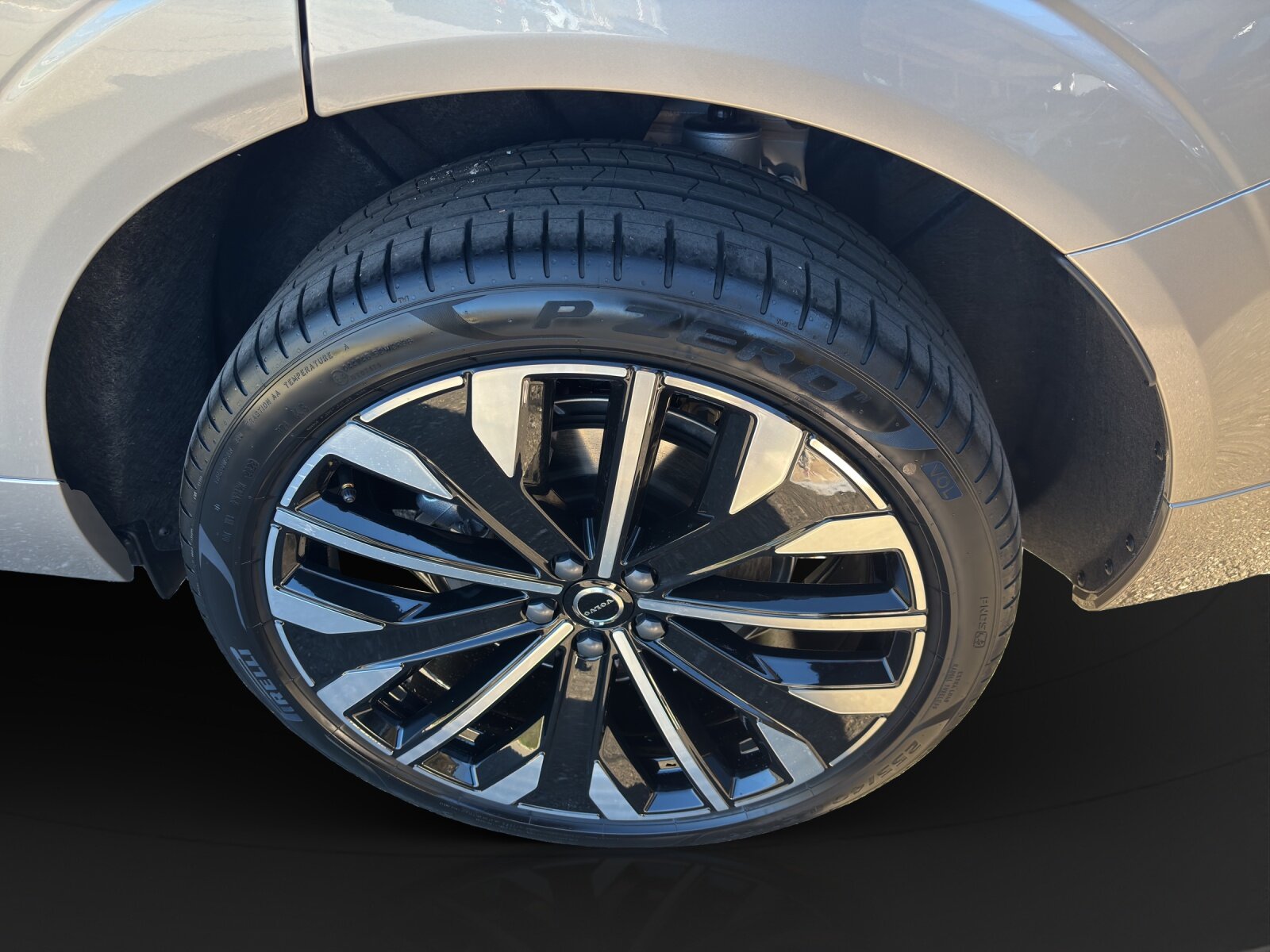 VOLVO XC60 2.0 T8 TE Ultra Dark eAWD, Hybride Rechargeable Essence/Électricité, Voiture nouvelle, Automatique - 4