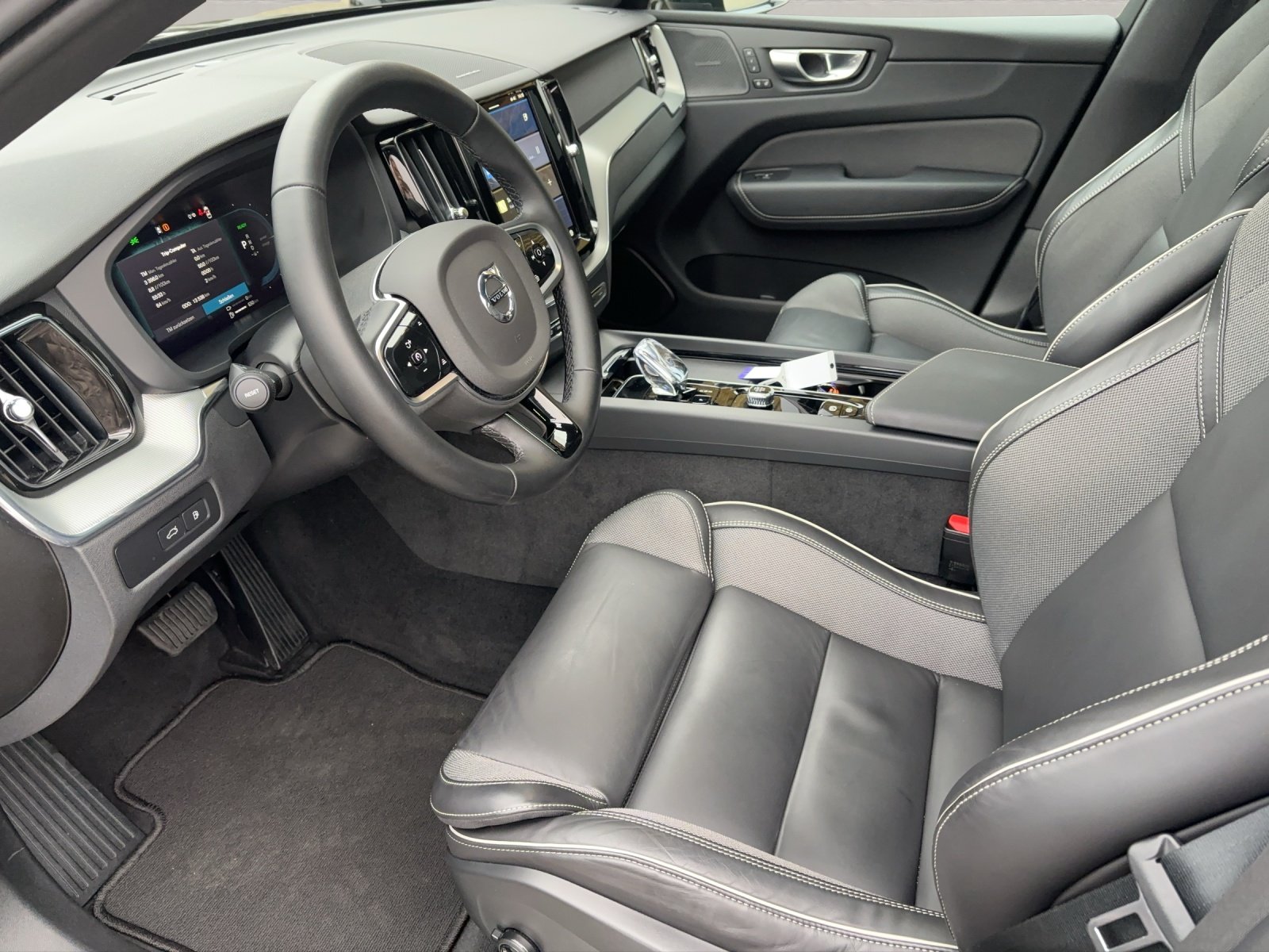 VOLVO XC60 2.0 T6 TE Plus Dark eAWD, Plug-in-Hybrid Benzin/Elektro, Occasion / Gebraucht, Automatik - 6