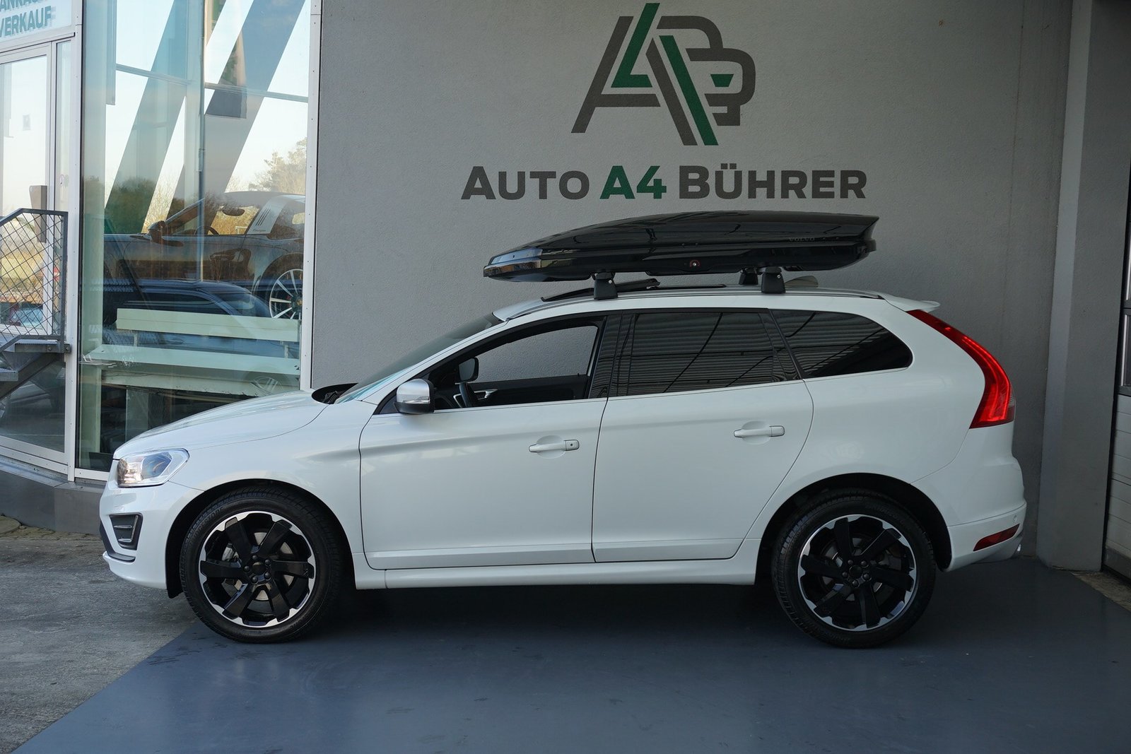 VOLVO XC60 T6 AWD Momentum R-Design Geartronic