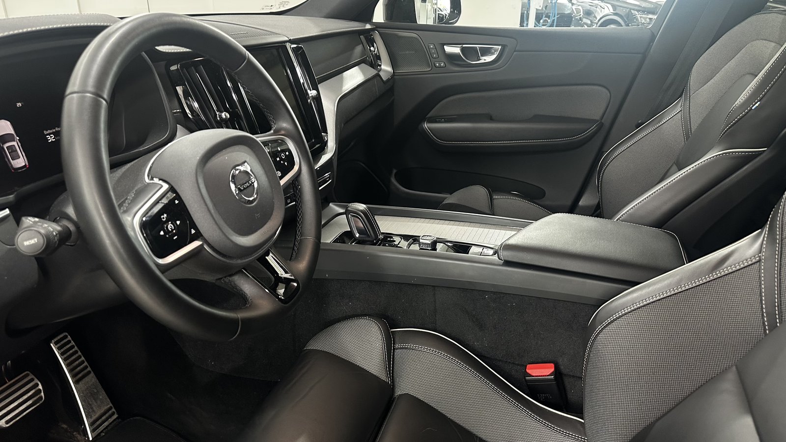 VOLVO XC60 2.0 T6 TE R-Design eAWD, Full-Hybrid Petrol/Electric, Second hand / Used, Automatic - 4