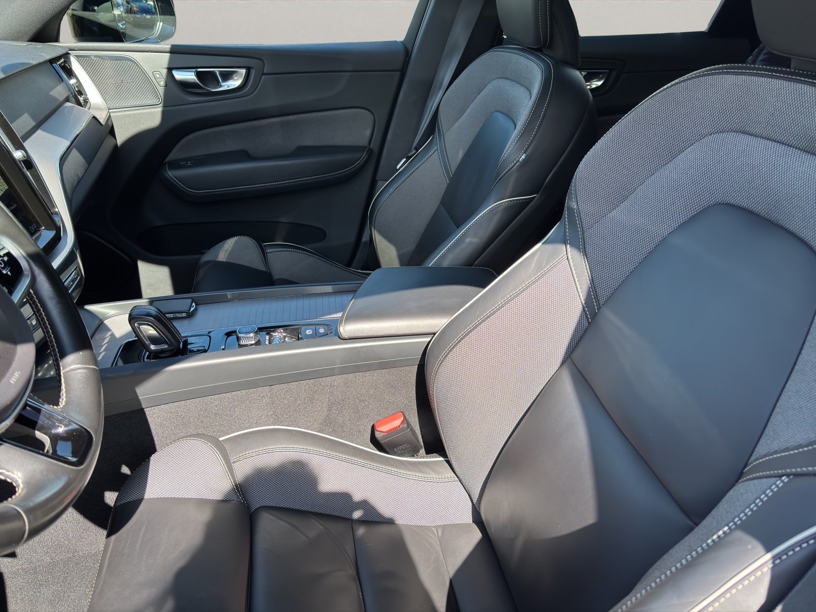 VOLVO XC60 2.0 B5 MH R-Design AWD, Mild-Hybrid Petrol/Electric, Second hand / Used, Automatic - 6