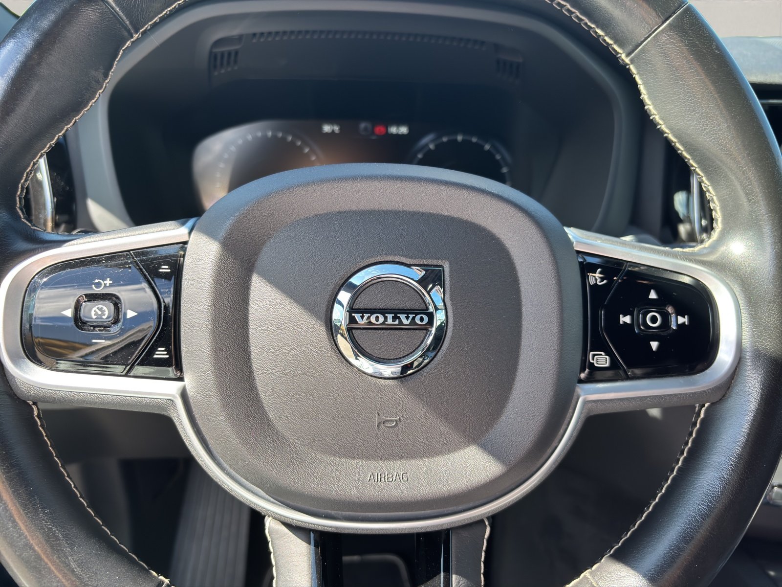 VOLVO XC60 2.0 B5 MH R-Design AWD, Mild-Hybrid Petrol/Electric, Second hand / Used, Automatic - 7