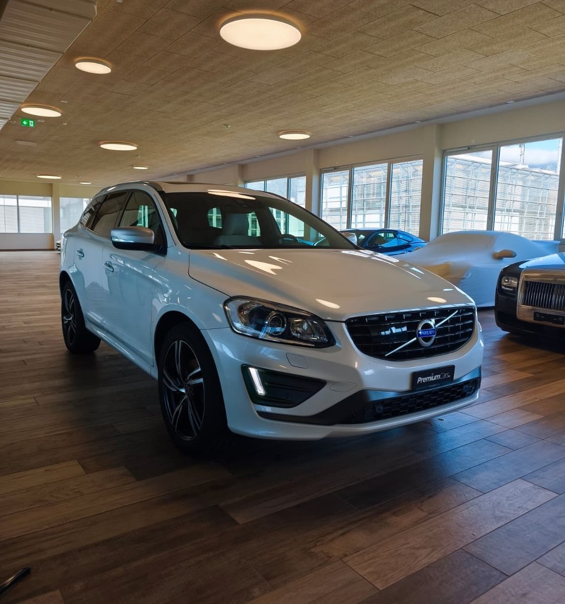 VOLVO XC60 D5 AWD Momentum R-Design Geartronic, Diesel, Occasioni / Usate, Automatico - 2