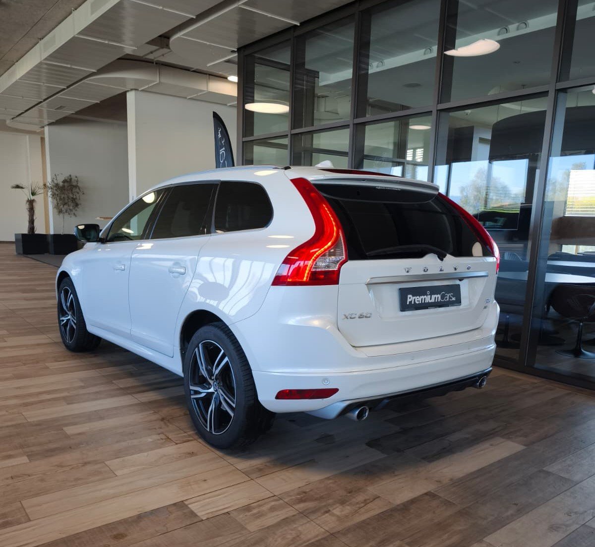 VOLVO XC60 D5 AWD Momentum R-Design Geartronic, Diesel, Occasioni / Usate, Automatico - 5