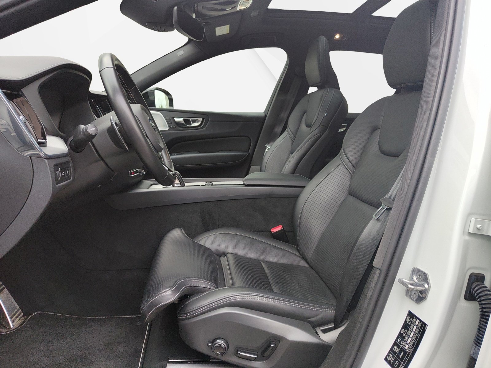 VOLVO XC60 2.0 T8 TE R-Design eAWD, Hybride Rechargeable Essence/Électricité, Occasion / Utilisé, Automatique - 4