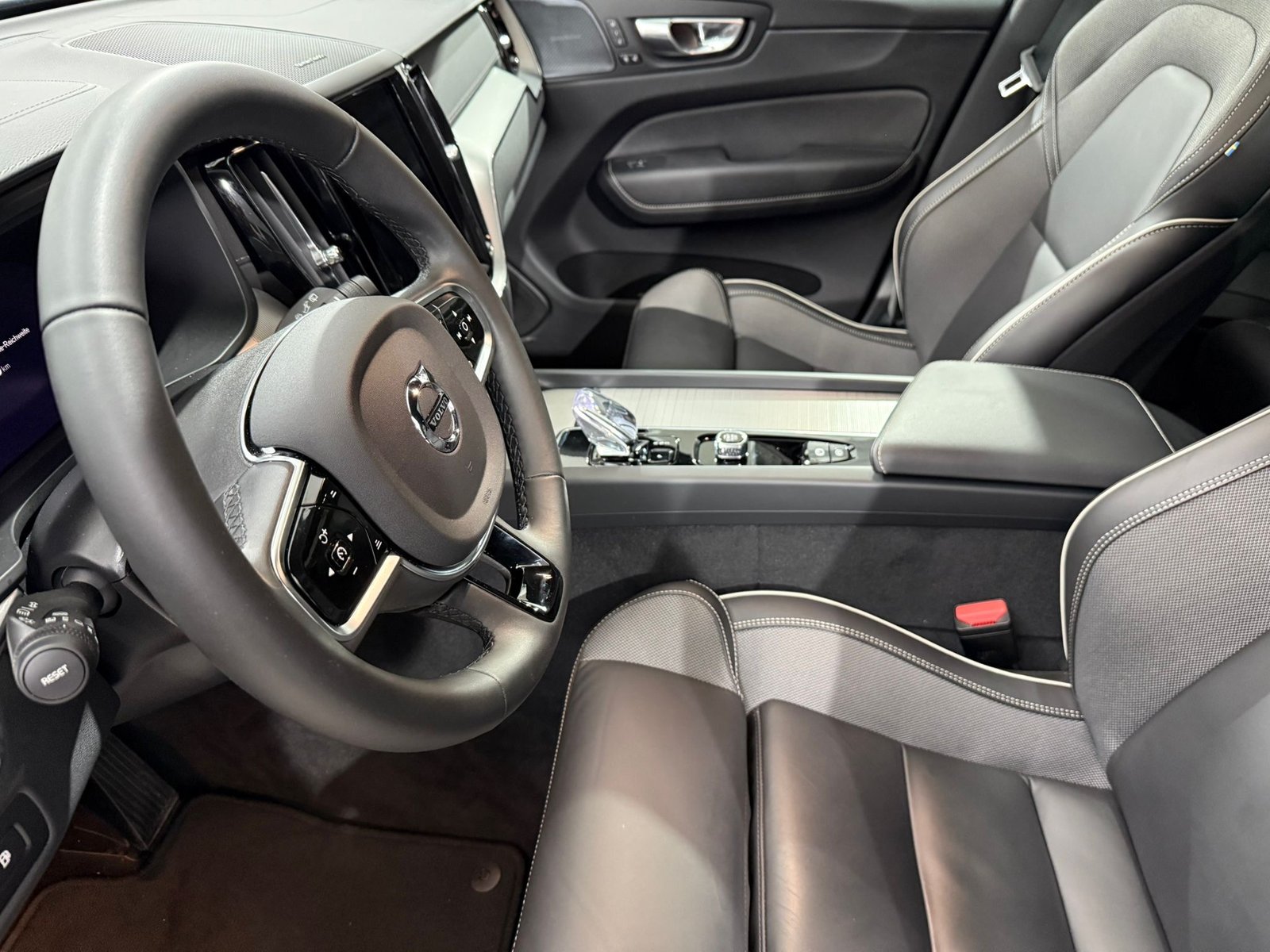 VOLVO XC60 2.0 T8 TE XCENTRIC Black, Full-Hybrid Petrol/Electric, Second hand / Used, Automatic - 4