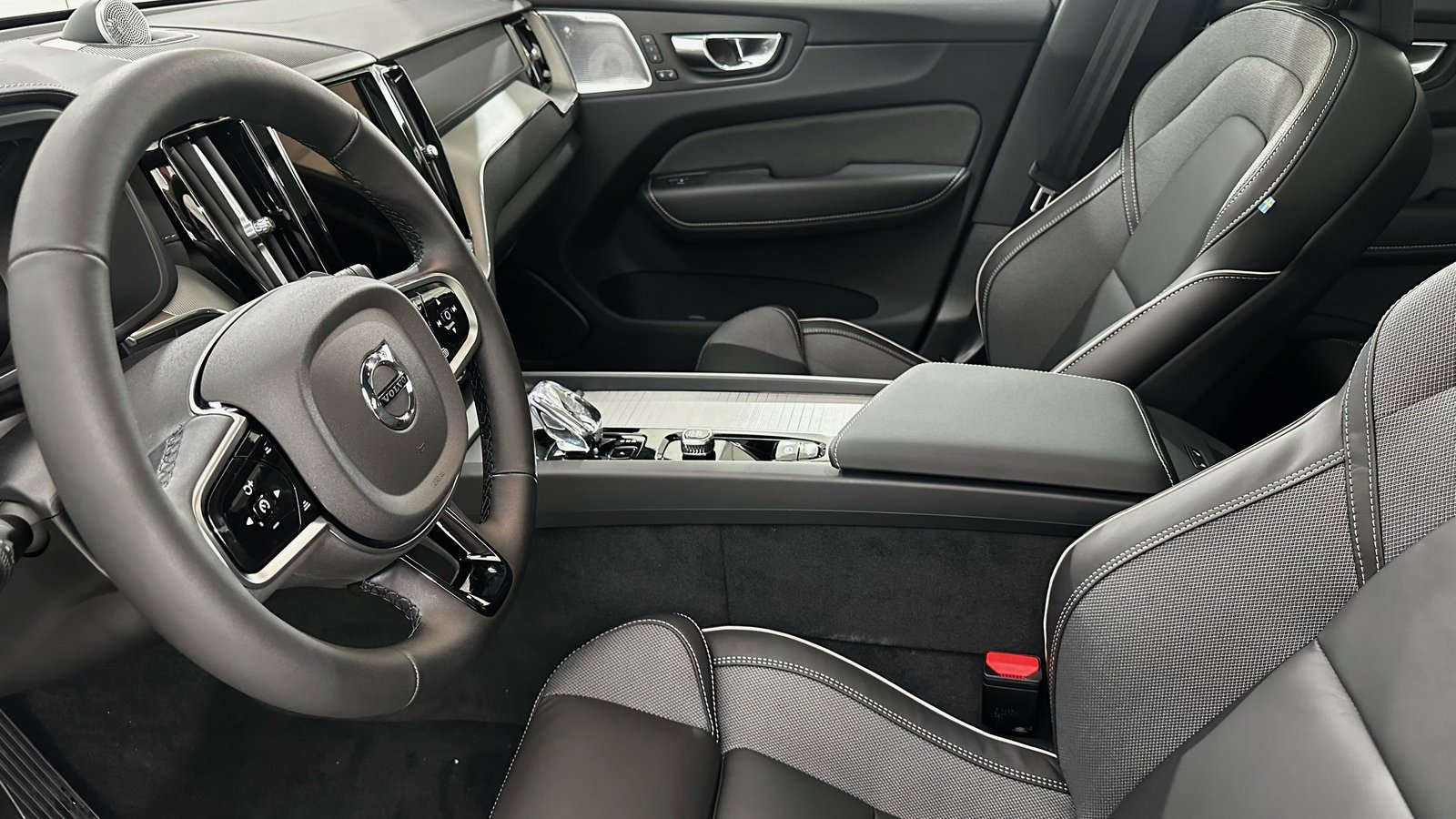 VOLVO XC60 2.0 T8 TE Ultra Dark eAWD, Hybride Intégral Essence/Électricité, Occasion / Utilisé, Automatique - 4