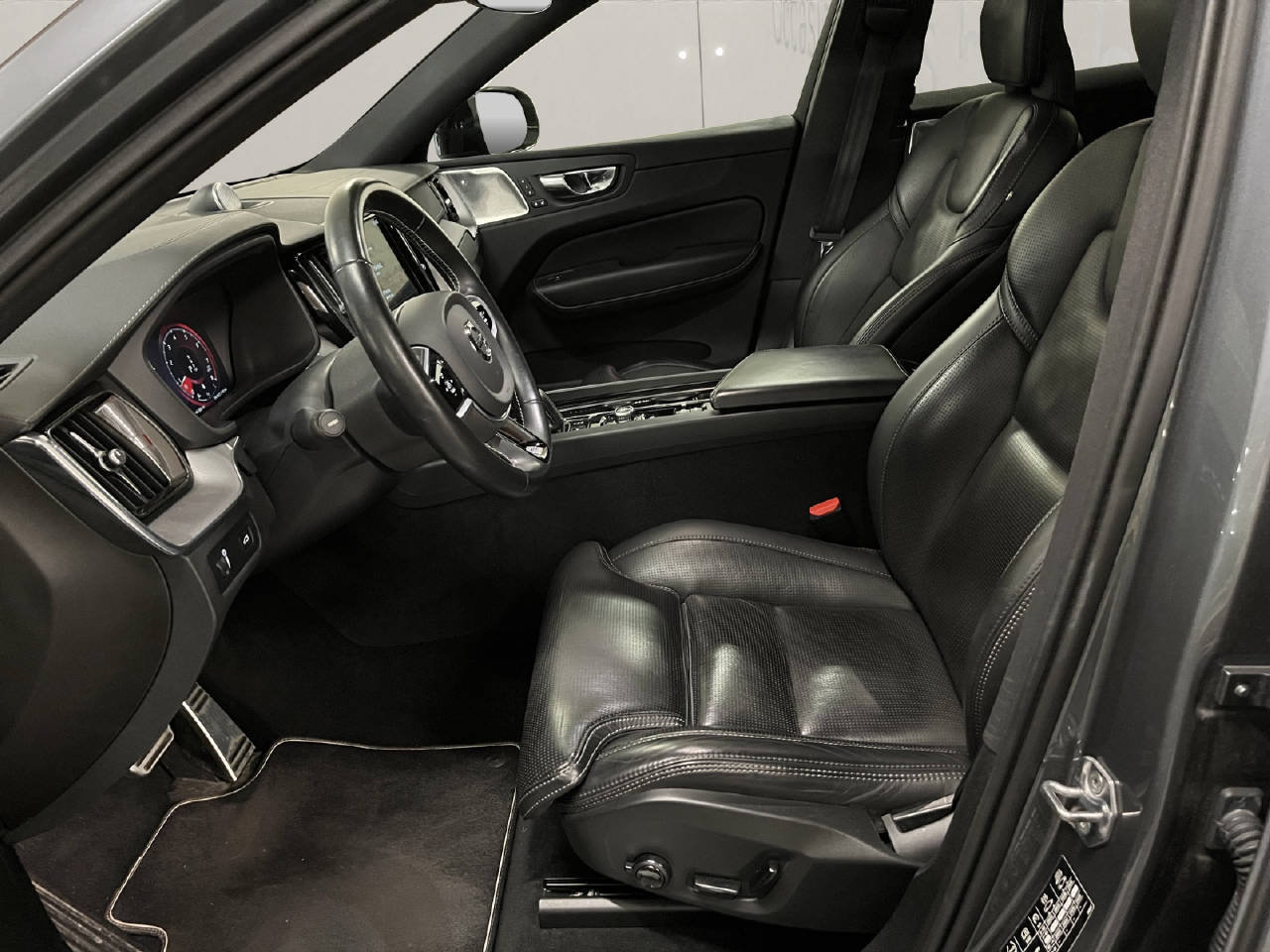 VOLVO XC60 2.0 B5 MH R-Design AWD, Mild-Hybrid Petrol/Electric, Second hand / Used, Automatic - 5