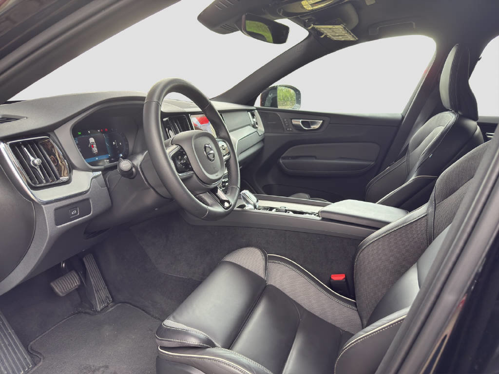 VOLVO XC60 2.0 B5 MH Plus Dark AWD, Mild-Hybrid Benzin/Elektro, Occasion / Gebraucht, Automatik - 6