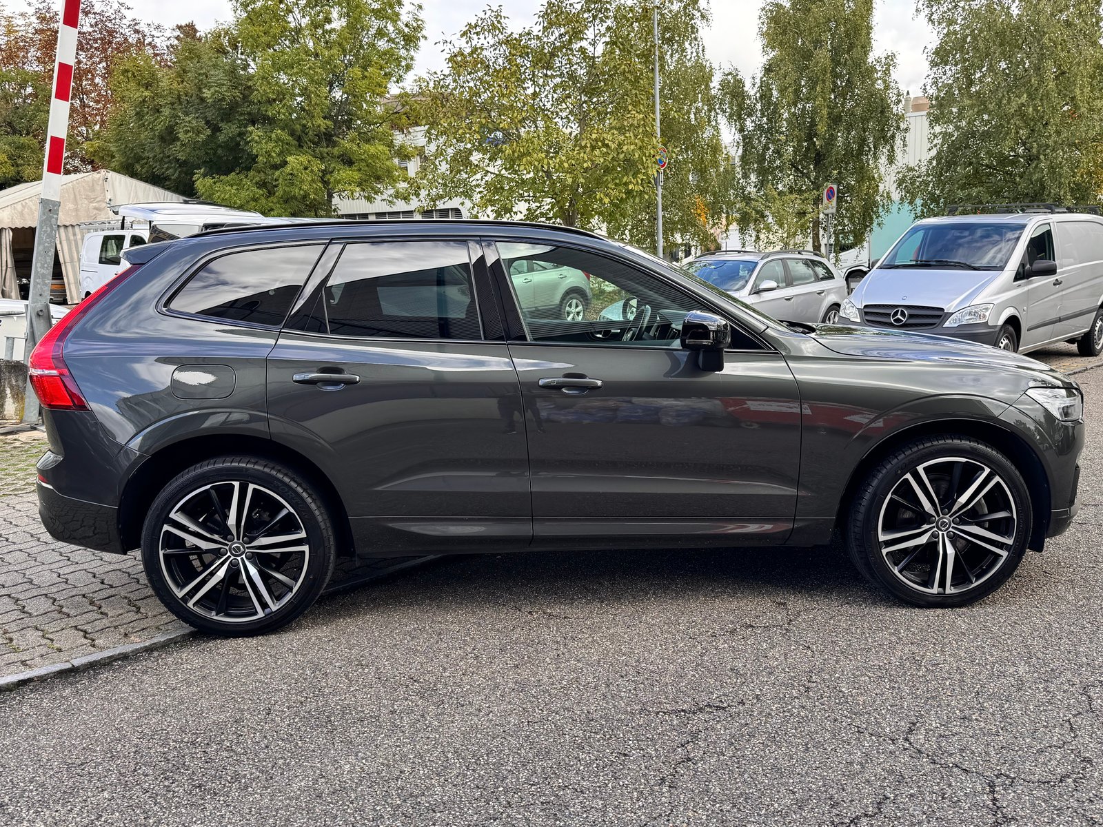 VOLVO XC60 T6 eAWD R-Design Expression Geartronic, Plug-in-Hybrid Petrol/Electric, Second hand / Used, Automatic - 2