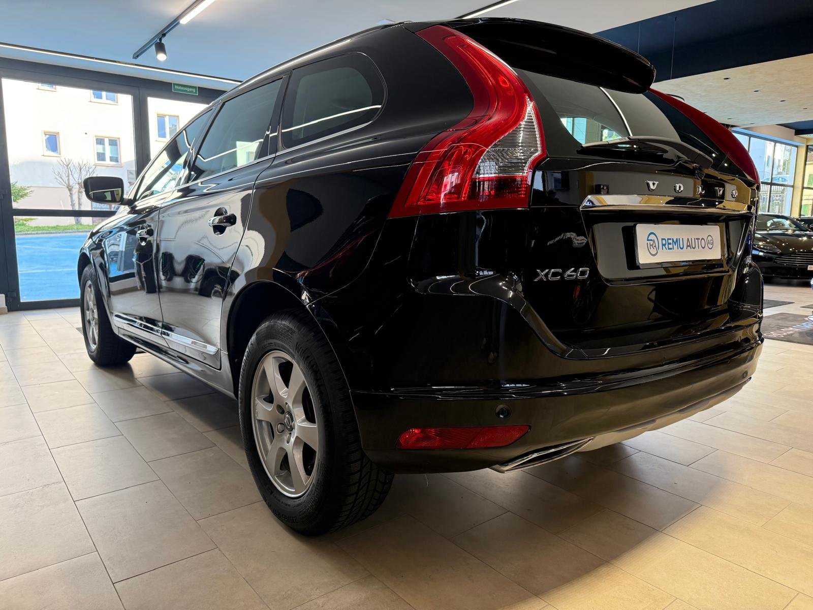 VOLVO XC60 D5 AWD Summum Geartronic, Diesel, Second hand / Used, Automatic - 4