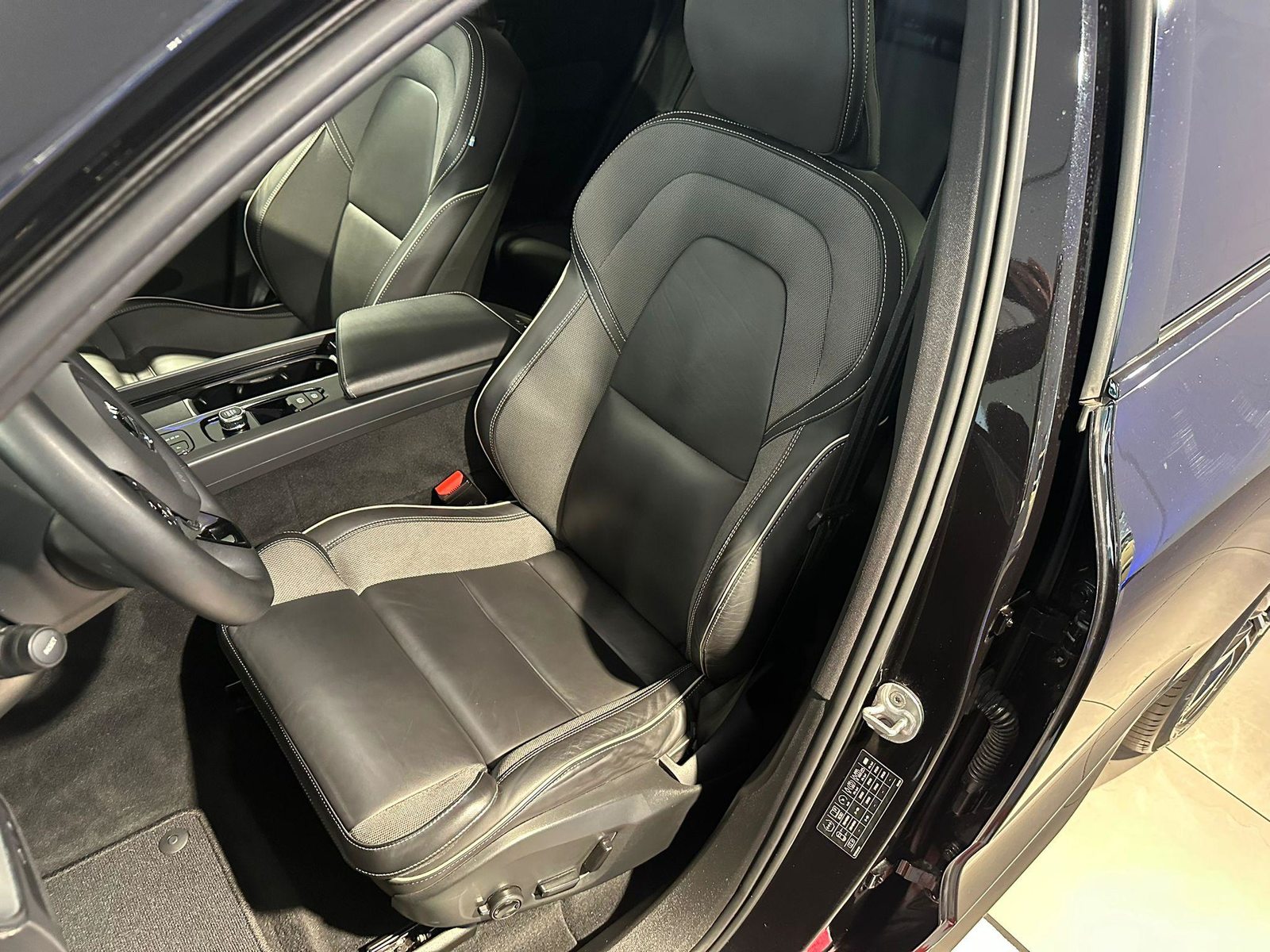 VOLVO XC60 2.0 T8 TE Ultimate Dark eAWD, Plug-in-Hybrid Petrol/Electric, Second hand / Used, Automatic - 6