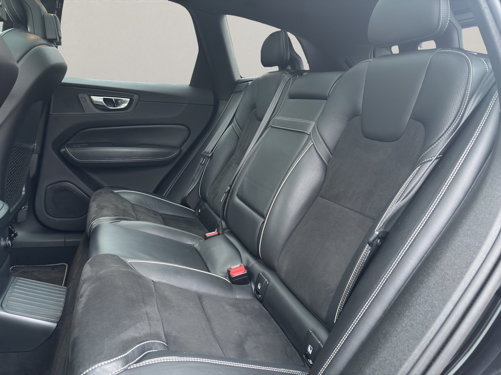 VOLVO XC60 2.0 T8 TE R-Design AWD, Hybride Rechargeable Essence/Électricité, Occasion / Utilisé, Automatique - 3
