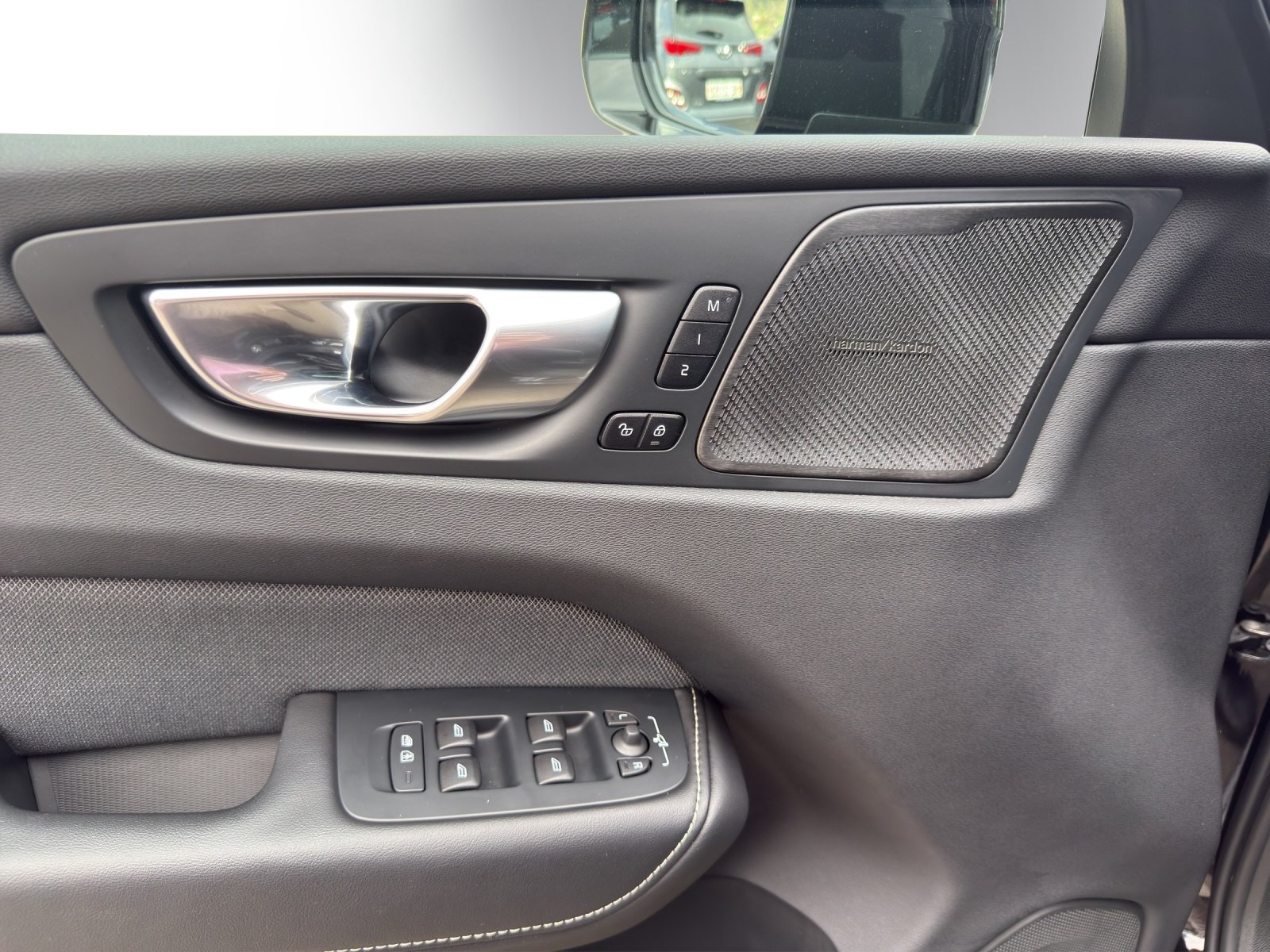 VOLVO XC60 T8 eAWD Ultim Dark, Hybride Rechargeable Essence/Électricité, Occasion / Utilisé, Automatique - 7