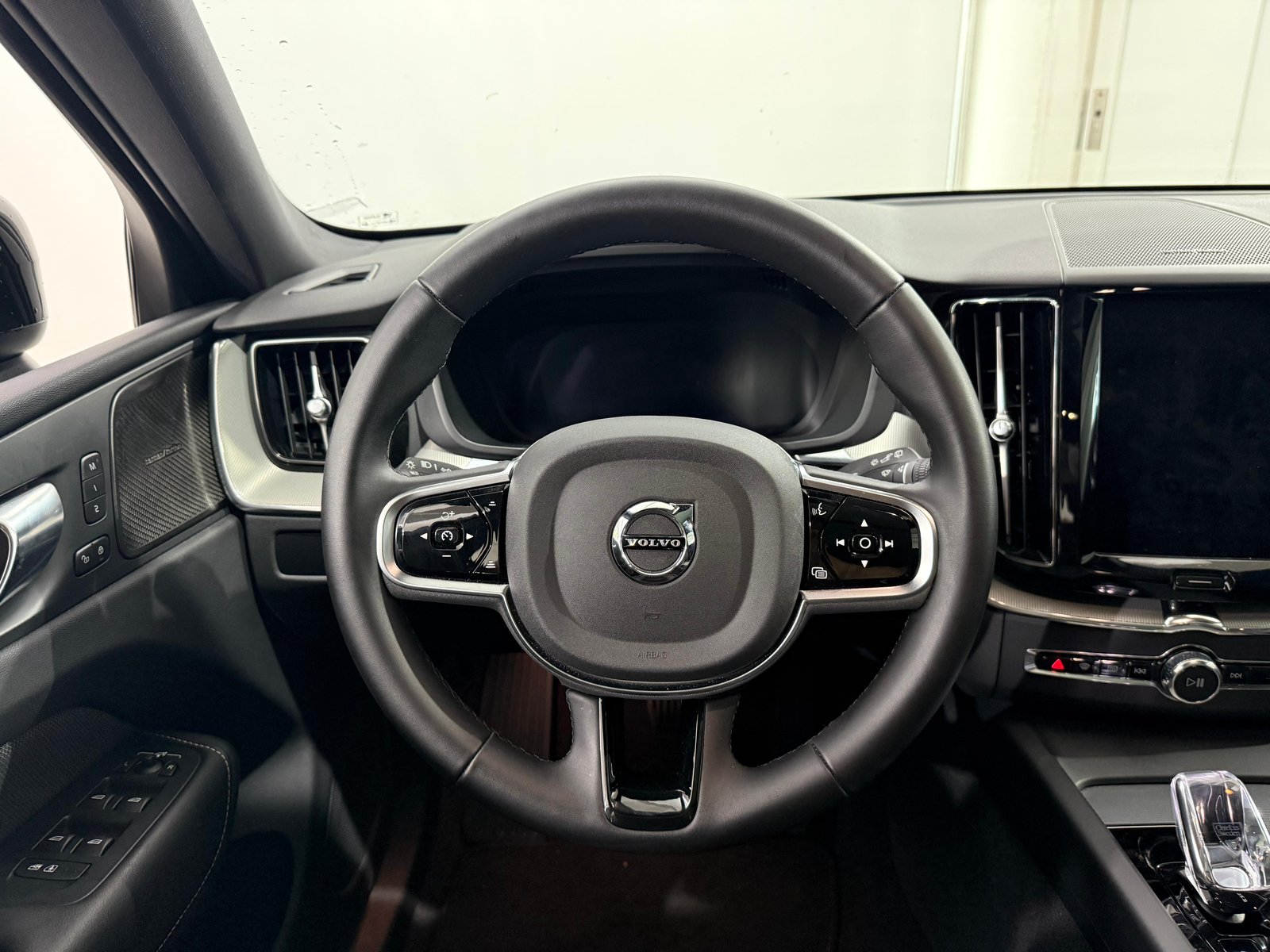 VOLVO XC60 2.0 T6 TE R-Design eAWD, Voll-Hybrid Benzin/Elektro, Occasion / Gebraucht, Automatik - 6