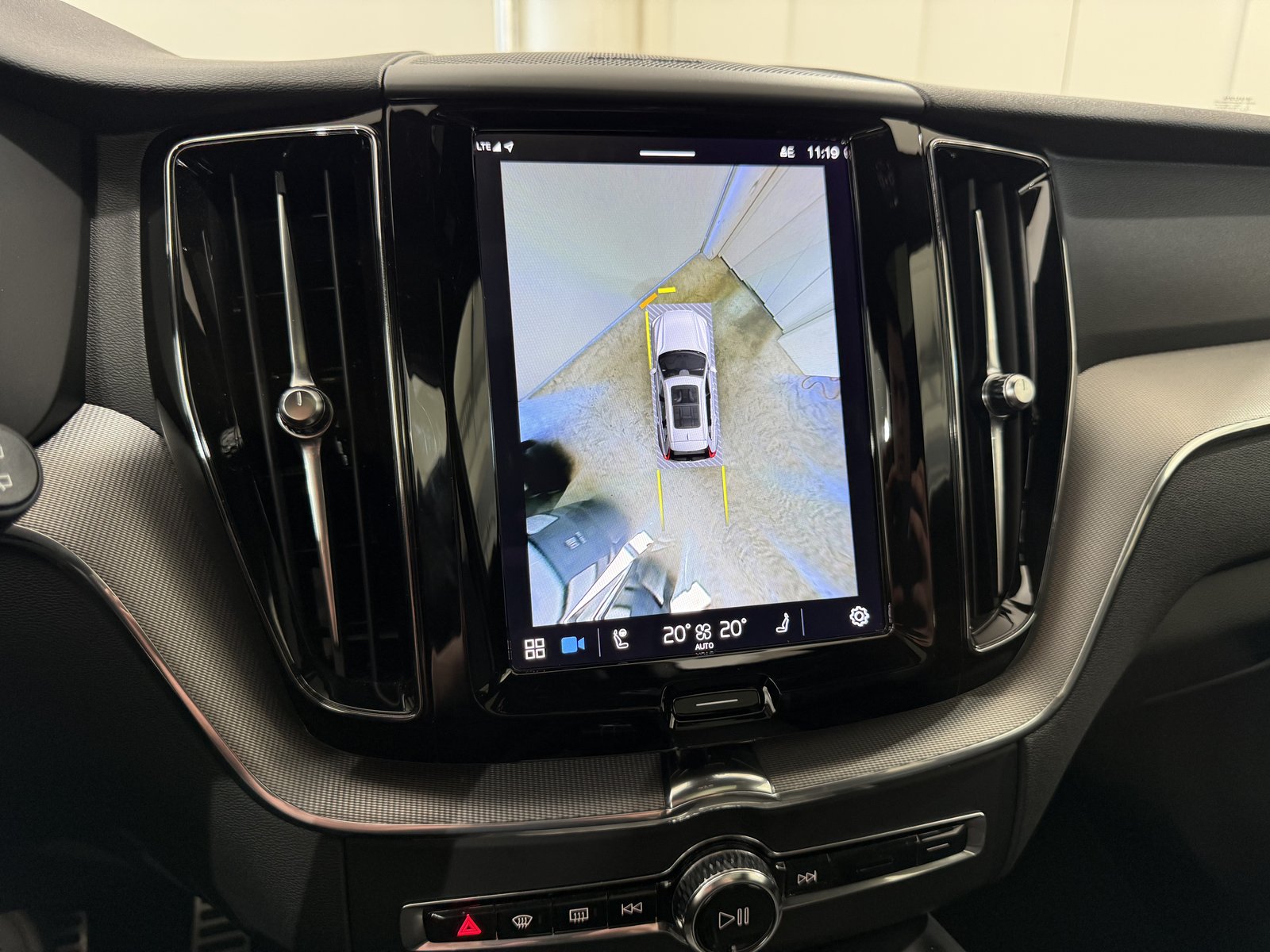 VOLVO XC60 2.0 T6 TE R-Design eAWD, Voll-Hybrid Benzin/Elektro, Occasion / Gebraucht, Automatik - 7