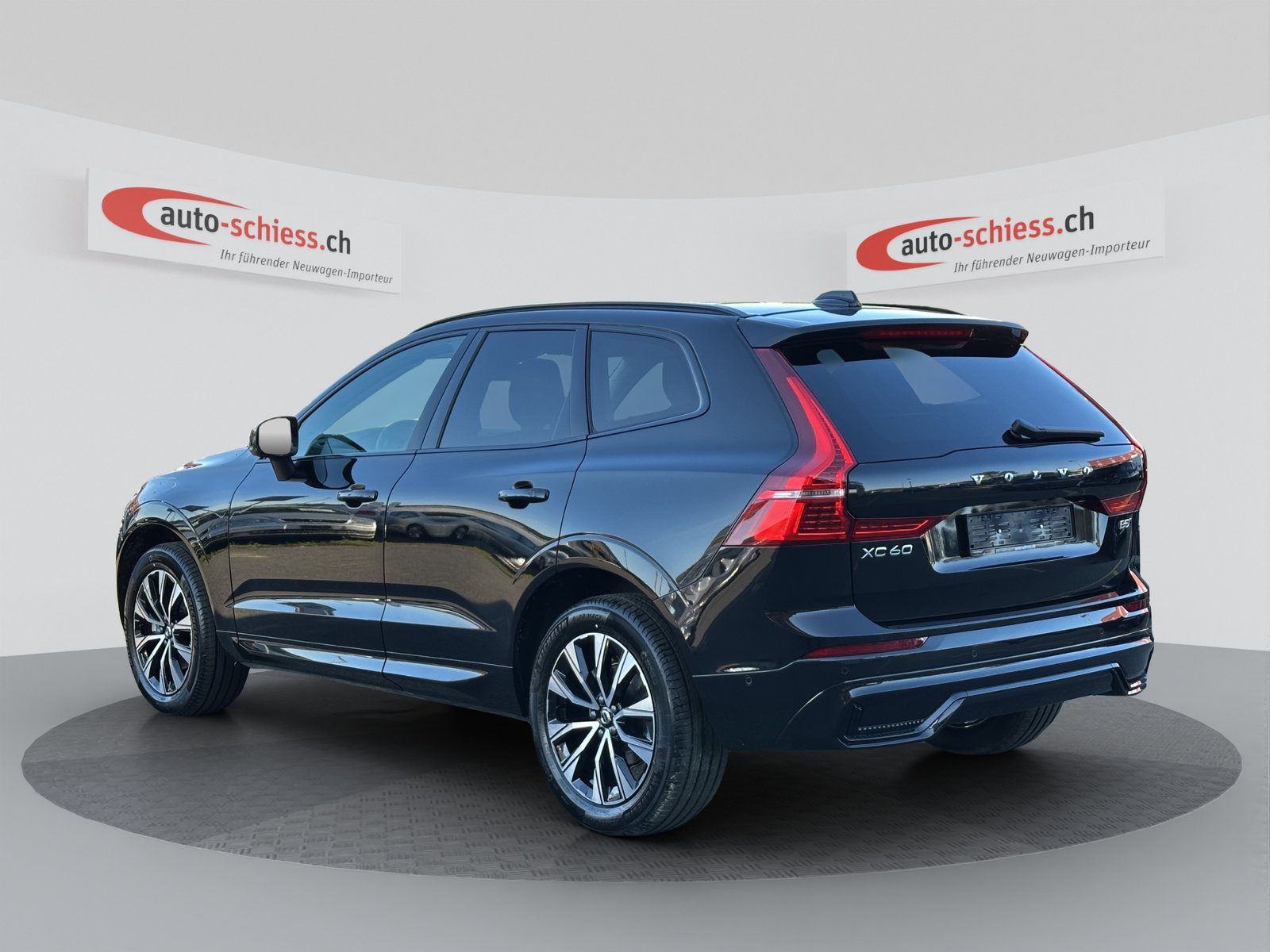 VOLVO XC60 B5 AWD Plus Dark Geartronic, Mild-Hybrid Benzin/Elektro, Occasion / Gebraucht, Automatik - 3