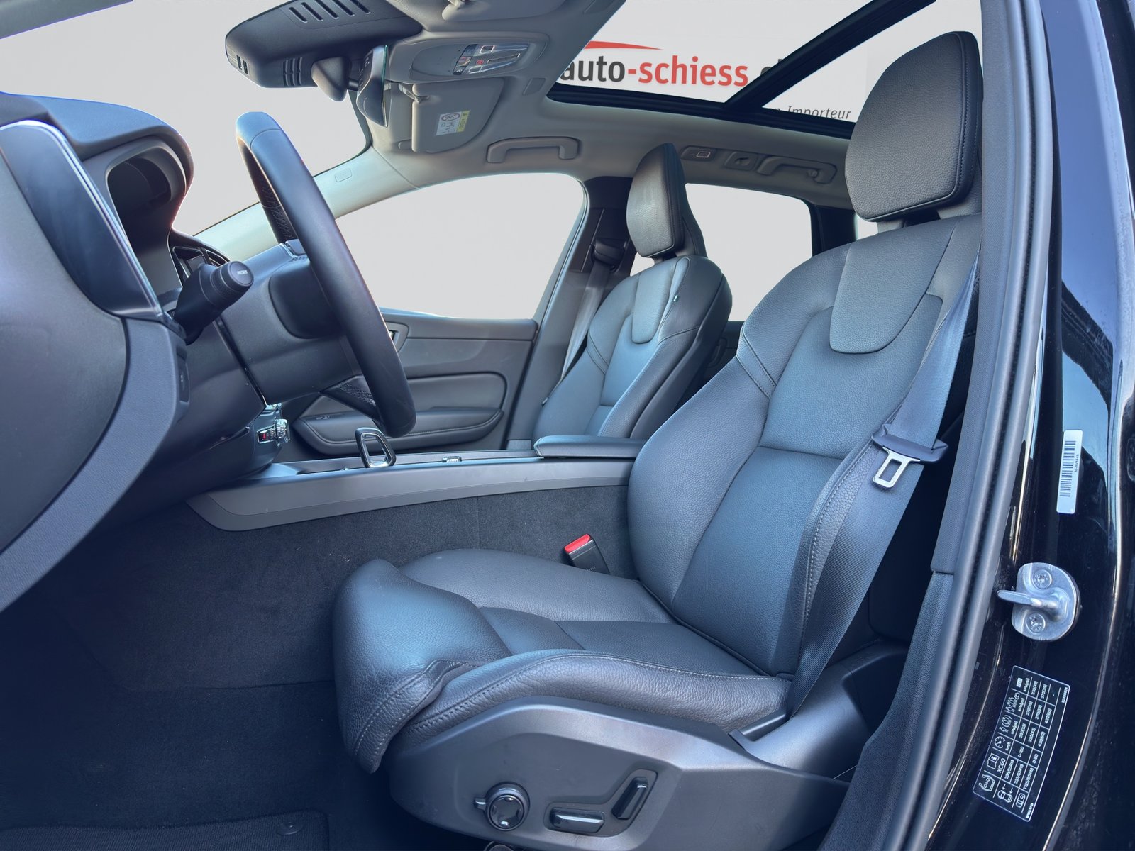 VOLVO XC60 B5 AWD Plus Dark Geartronic, Mild-Hybrid Benzin/Elektro, Occasion / Gebraucht, Automatik - 6
