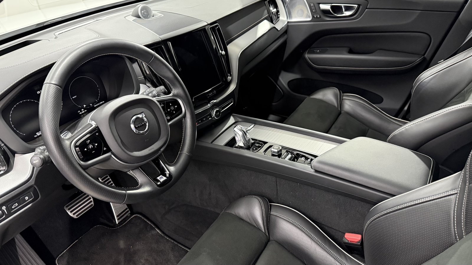 VOLVO XC60 2.0 T8 TE R-Design eAWD, Hybride Intégral Essence/Électricité, Occasion / Utilisé, Automatique - 4