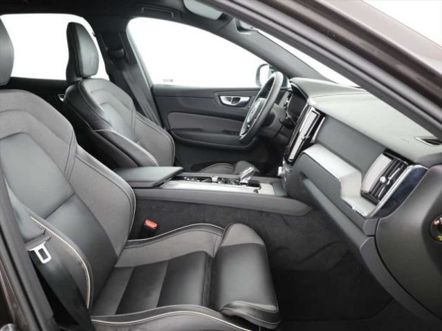 VOLVO XC60 B5 Benzin Mild Hybrid AWD Plus Dark Geartronic, Mild-Hybrid Petrol/Electric, Second hand / Used, Automatic - 4