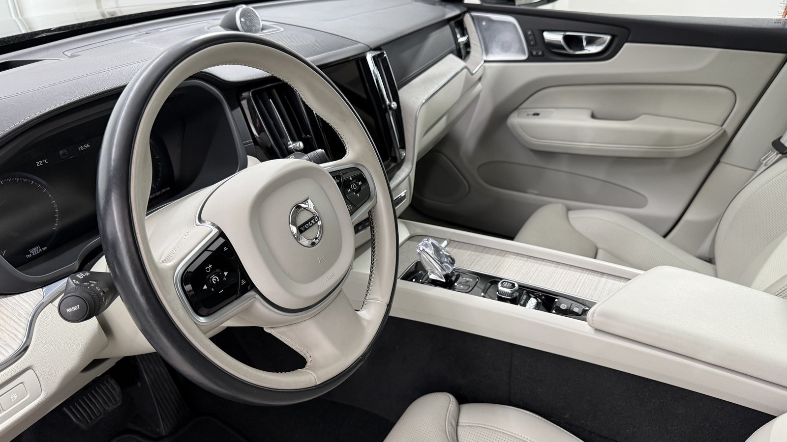VOLVO XC60 2.0 T8 TE Inscription eAW, Essence, Occasion / Utilisé, Automatique - 4