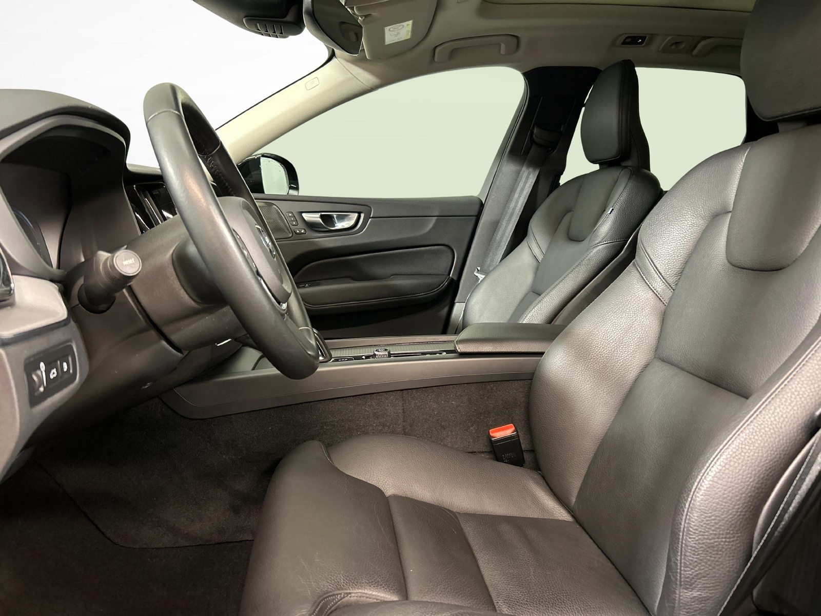 VOLVO XC60 2.0 T6 TE R-Design Expre. eAWD, Hybride Rechargeable Essence/Électricité, Occasion / Utilisé, Automatique - 4