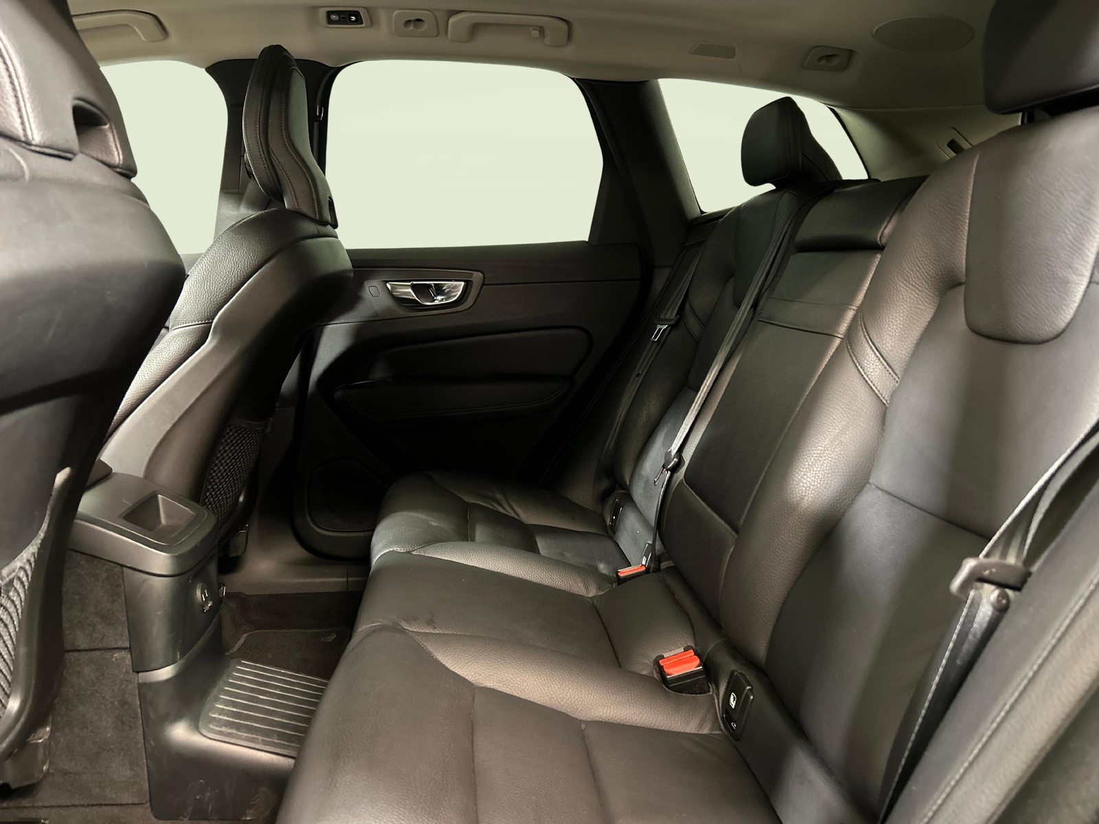 VOLVO XC60 2.0 T6 TE R-Design Expre. eAWD, Hybride Rechargeable Essence/Électricité, Occasion / Utilisé, Automatique - 5