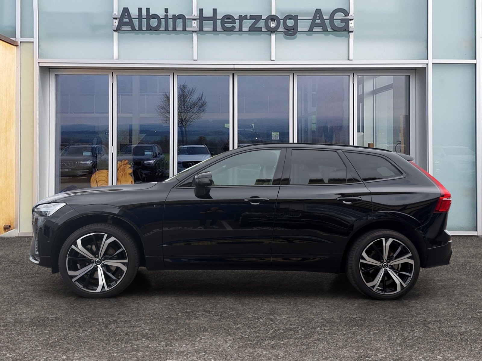 VOLVO XC60 2.0 B5 MH R-Design AWD, Mild-Hybrid Diesel/Electric, Second hand / Used, Automatic - 2
