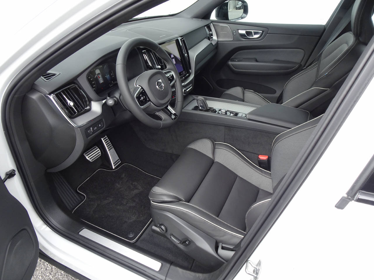 VOLVO XC60 2.0 T6 TE R-Design eAWD, Plug-in-Hybrid Petrol/Electric, Second hand / Used, Automatic - 3