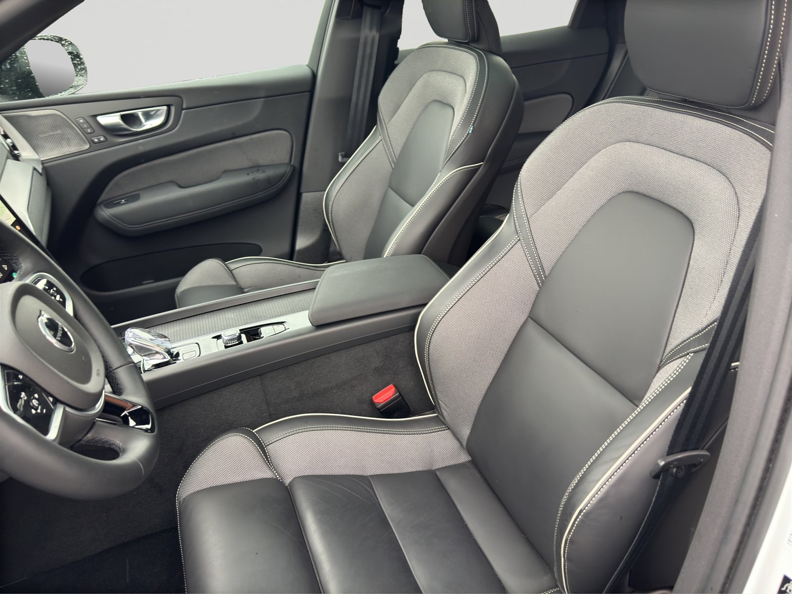 VOLVO XC60 B5 Benzin Mild Hybrid AWD Plus Black Edition Gear, Mild-Hybrid Petrol/Electric, Second hand / Used, Automatic - 6