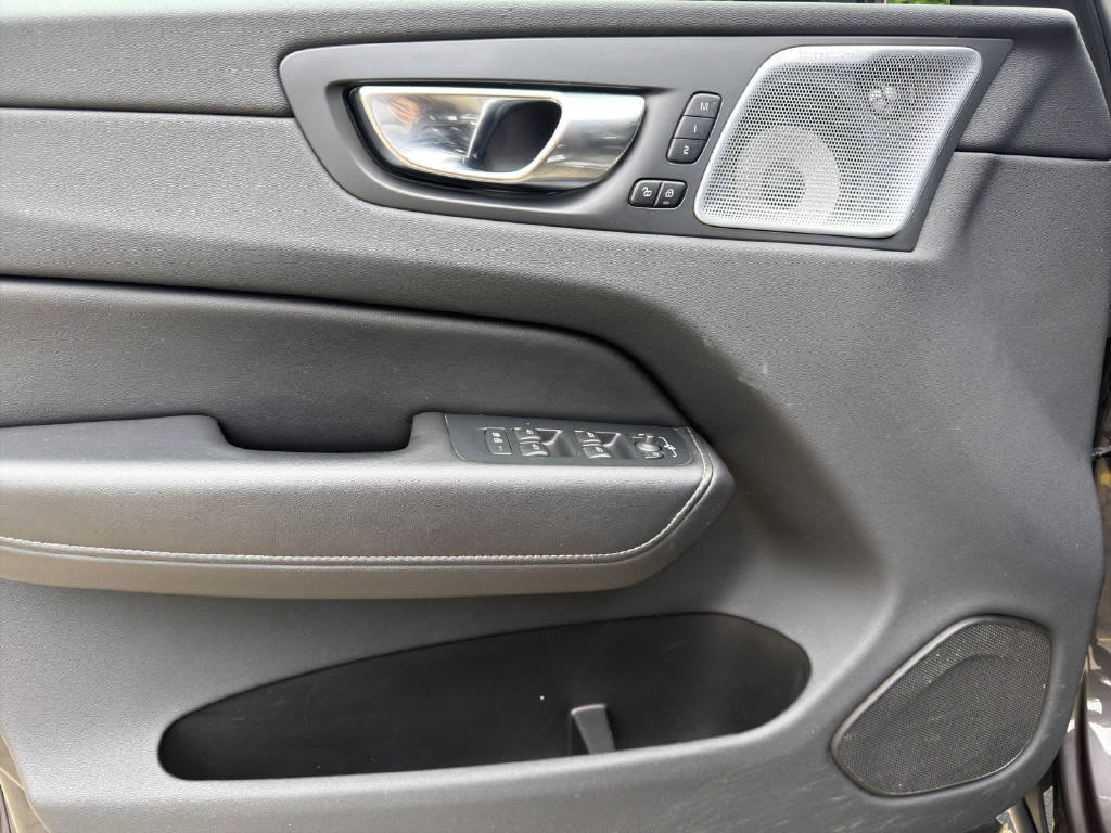 VOLVO XC60 2.0 T8 TE R-Design eAWD, Plug-in-Hybrid Benzin/Elektro, Occasion / Gebraucht, Automatik - 7