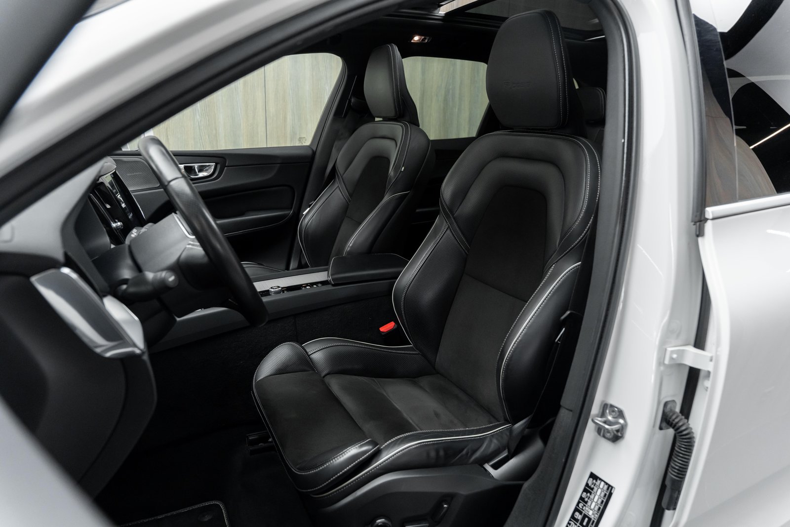 VOLVO XC60 D4 AWD R-Design Geartronic, Diesel, Occasion / Gebraucht, Automatik - 6