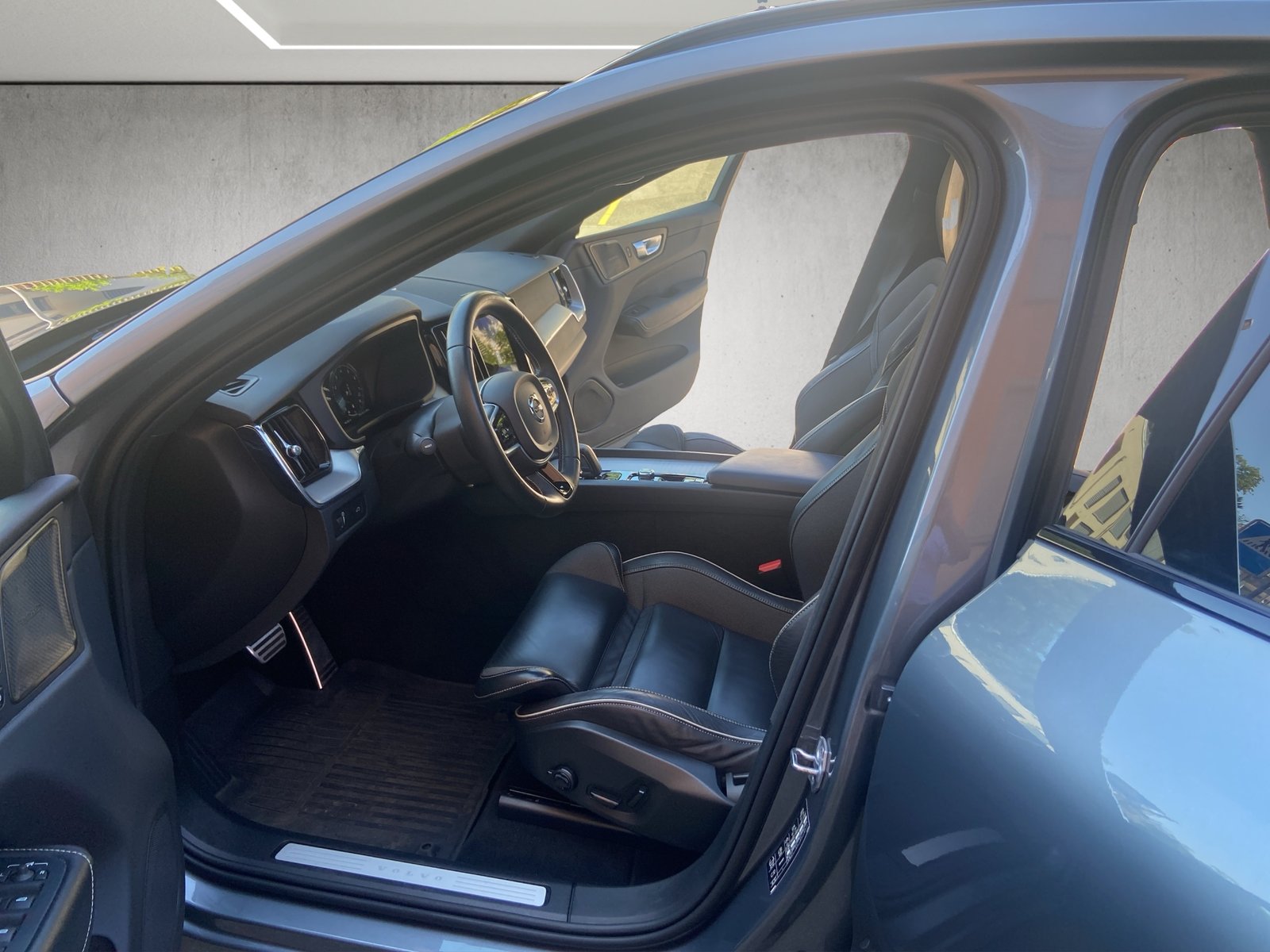 VOLVO XC60 B5 Benzin Mild Hybrid AWD R-Design Geartronic, Mild-Hybrid Benzin/Elektro, Occasion / Gebraucht, Automatik - 7