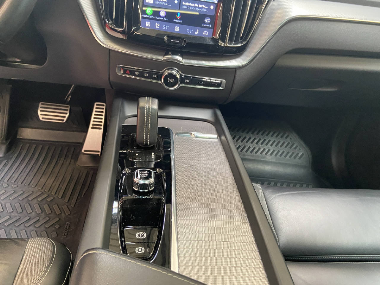 VOLVO XC60 2.0 T6 TE R-Design eAWD, Plug-in-Hybrid Benzin/Elektro, Occasion / Gebraucht, Automatik - 7