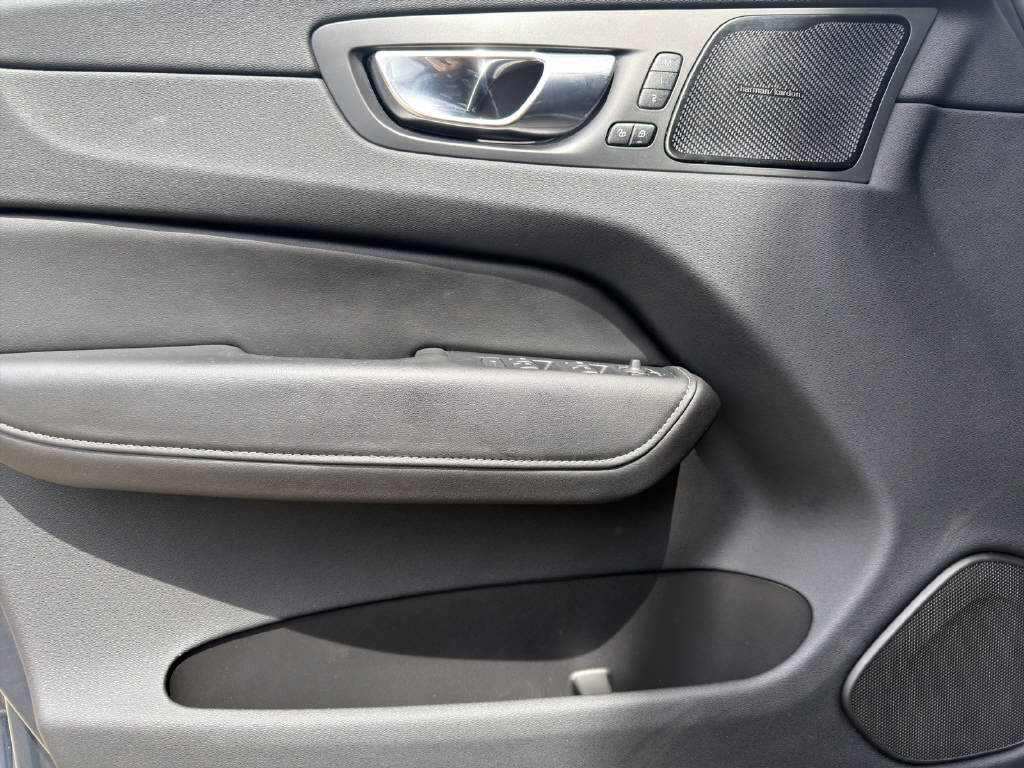 VOLVO XC60 2.0 B4 MH R-Design AWD, Mild-Hybrid Diesel/Elektro, Occasion / Gebraucht, Automatik - 7
