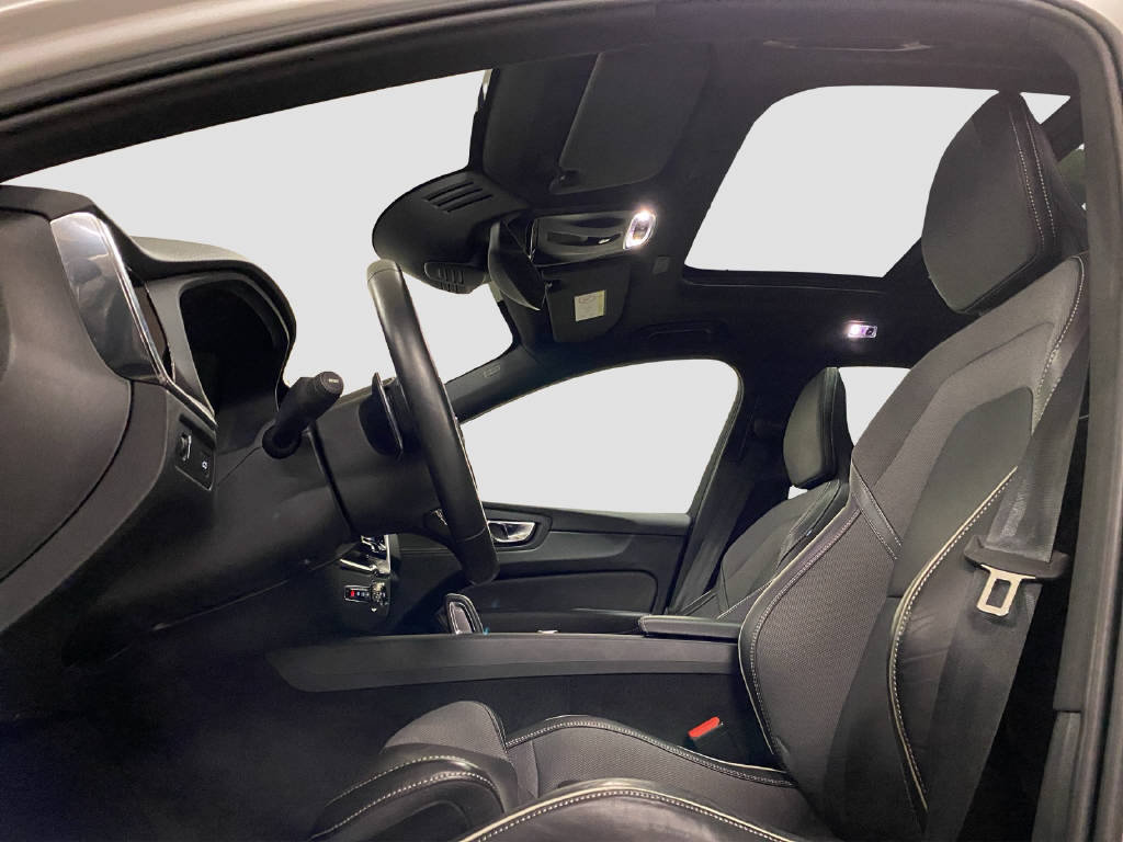 VOLVO XC60 2.0 B5 MH R-Design AWD, Mild-Hybrid Diesel/Elektro, Occasion / Gebraucht, Automatik - 7
